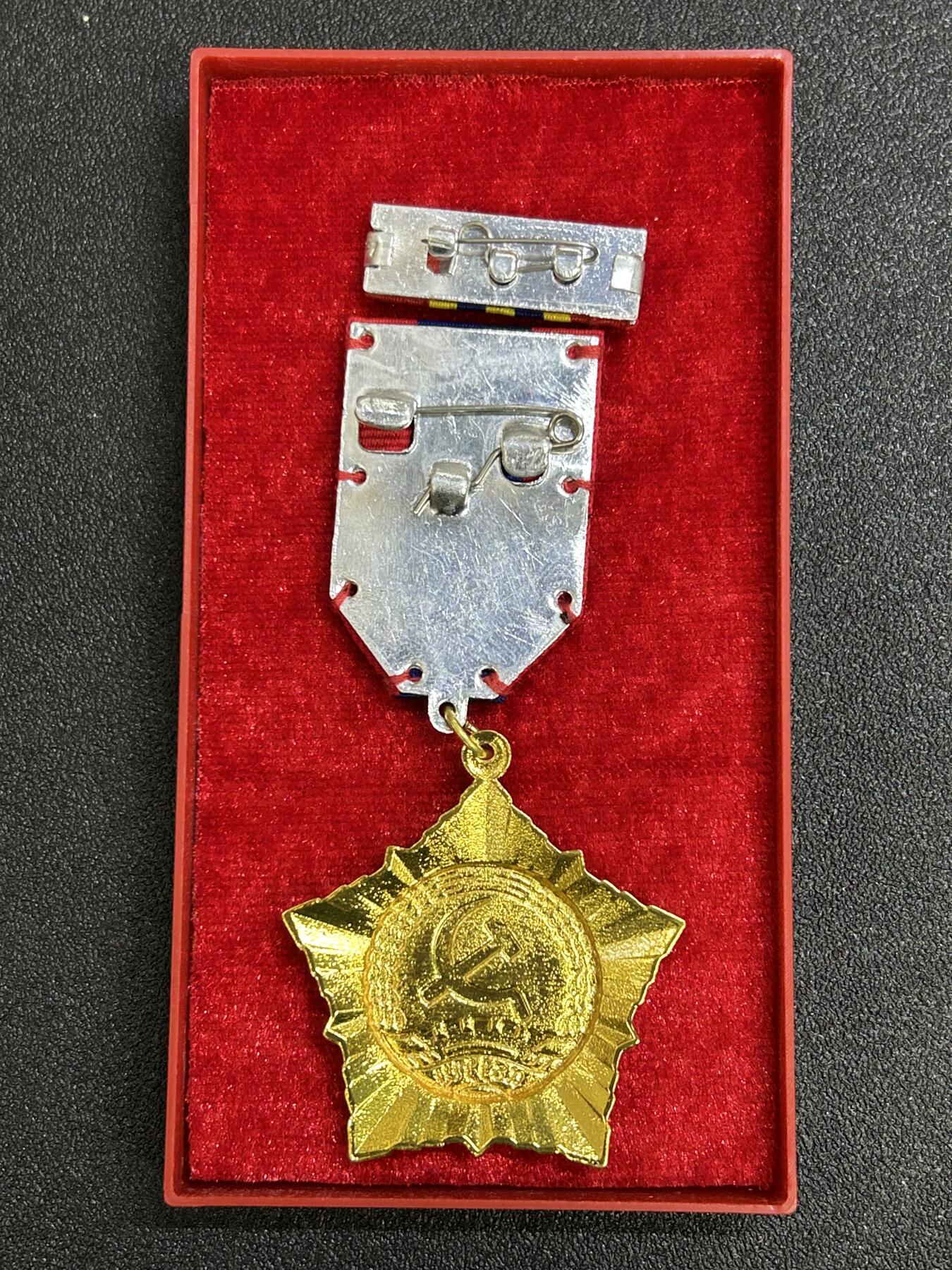 西秦中古拍卖第七十七期 2026马年新春专场 本场拍品年初九发出 老挝一级劳动勋章 原盒带勋略 早期铜制版