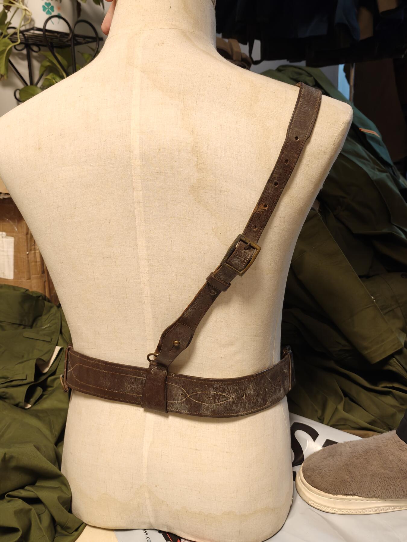 （450件拍品！制服徽章盛宴）罗岚⭐爱藏⭐年前甄选大拍场-店主清仓处理-分享拍场额外现金红包（实体经营） su-M55式校尉军官腰带 带斜跨一套 二号带 皮质柔软（白色系涂的很厚的羊油膏保养层 要使用湿巾擦一下就行)