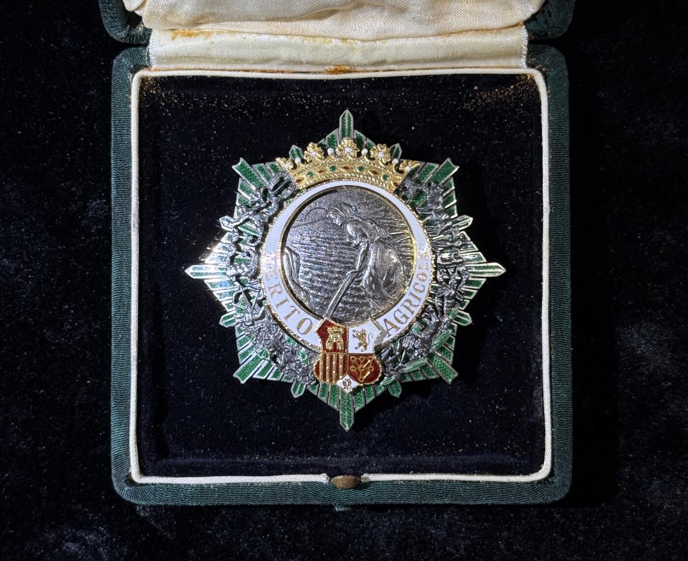 欢庆春节！戎马世界章牌大赏第111期春节大拍 西班牙农业功勋勋章星芒章，佛朗哥时期版本，带盒