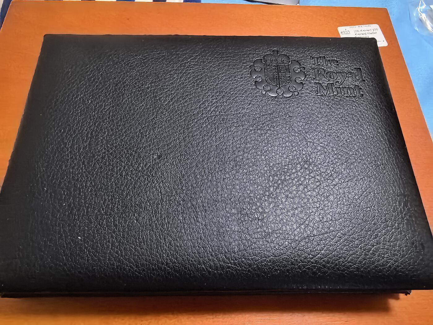 长老汇蛇年精选第一百场拍卖 2009英国精制币12枚，盒证全，含大热门邱园50便士，普制币套装市场价大约2900元，这套是精制币