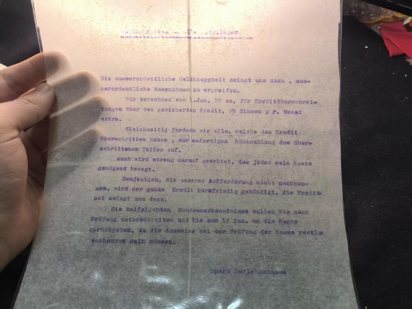 （450件拍品！制服徽章盛宴）罗岚⭐爱藏⭐年前甄选大拍场-店主清仓处理-分享拍场额外现金红包（实体经营） 1920德国储蓄与贷款银行紧急信贷通知 这份文件是德国储蓄与贷款银行在1920年1月发布的一份紧急通知，要求客户核对随附的账户确认书，签字后于1月15日前交回银行，以便进行审计，这份通知诞生于魏玛共和国初期，是德国在一战后经济崩溃、恶性通胀前夕的关键历史见证