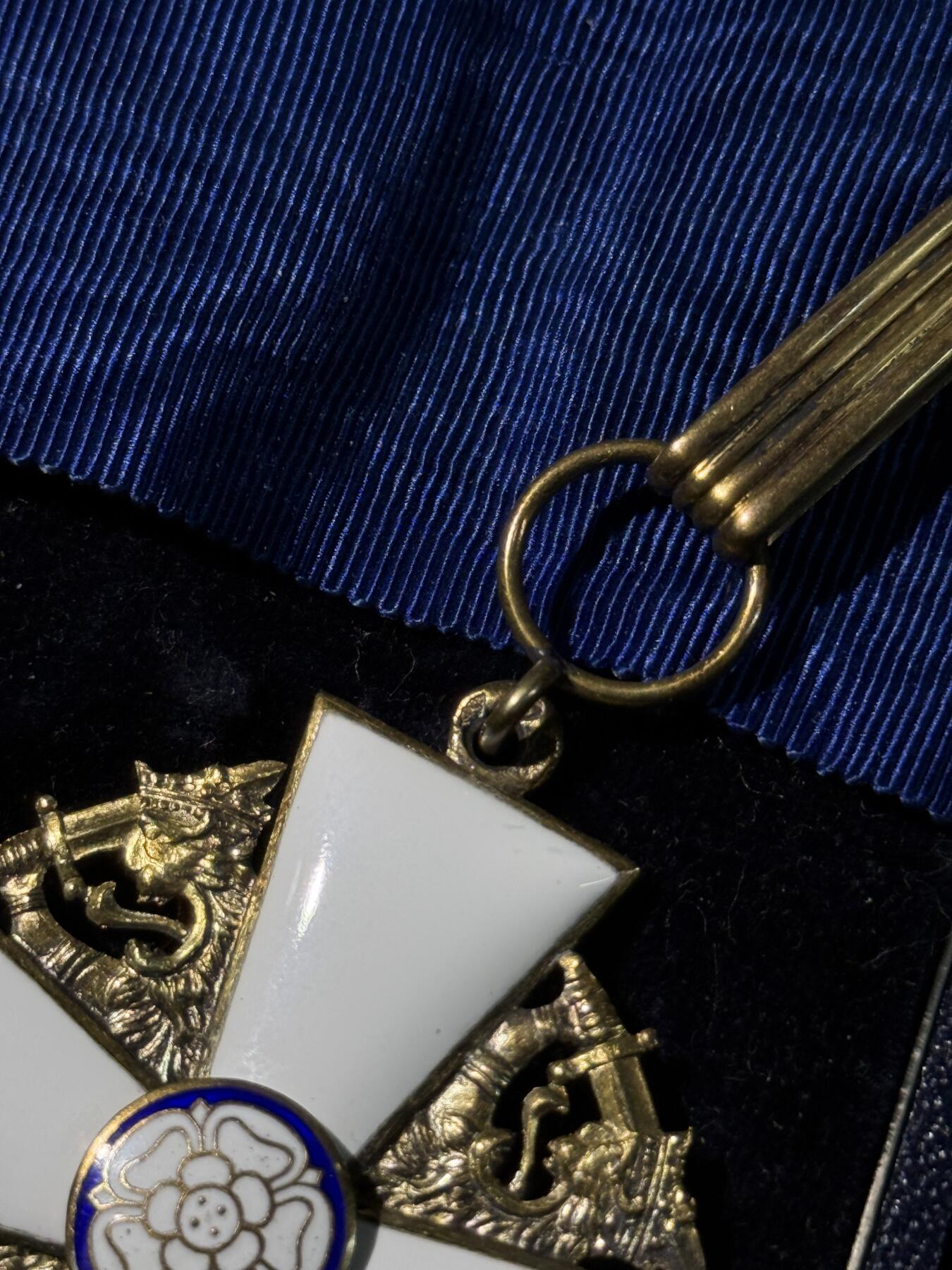 欢庆春节！戎马世界章牌大赏第111期春节大拍 芬兰指挥官级白玫瑰勋章，银制带原盒