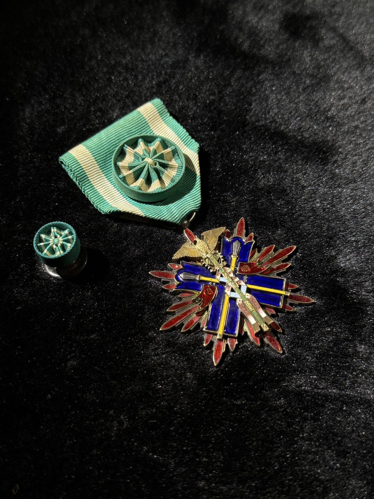 欢庆春节！戎马世界章牌大赏第111期春节大拍 功四级金鸱章，珐琅轻微瑕疵，盒子有破损