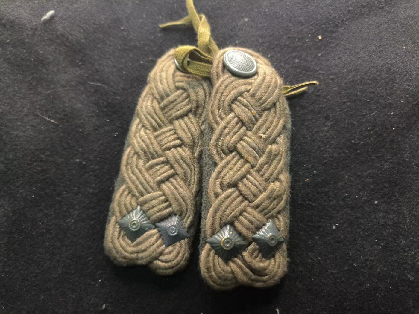 （450件拍品！制服徽章盛宴）罗岚⭐爱藏⭐年前甄选大拍场-店主清仓处理-分享拍场额外现金红包（实体经营） 民主德国人民军野战中校肩章