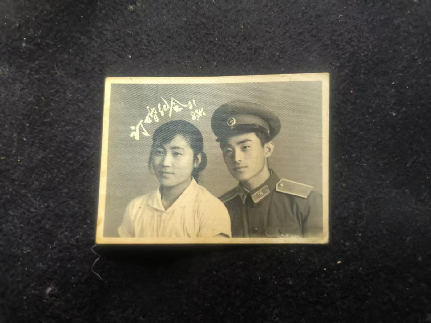 （450件拍品！制服徽章盛宴）罗岚⭐爱藏⭐年前甄选大拍场-店主清仓处理-分享拍场额外现金红包（实体经营） su-M55式防化学员夫妻合影（该类学员照片非常稀有）