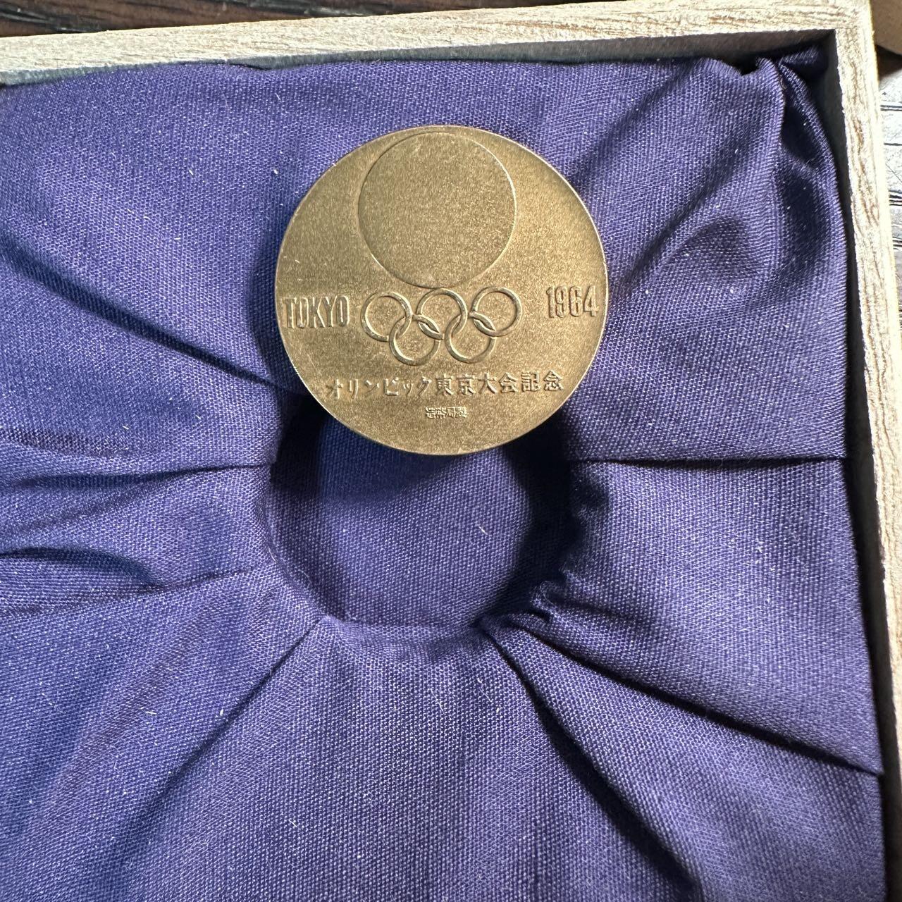 蒂克钱币 -第58场 日本企业章 徽章专场 1964年 东京奥运会 少见木盒包装