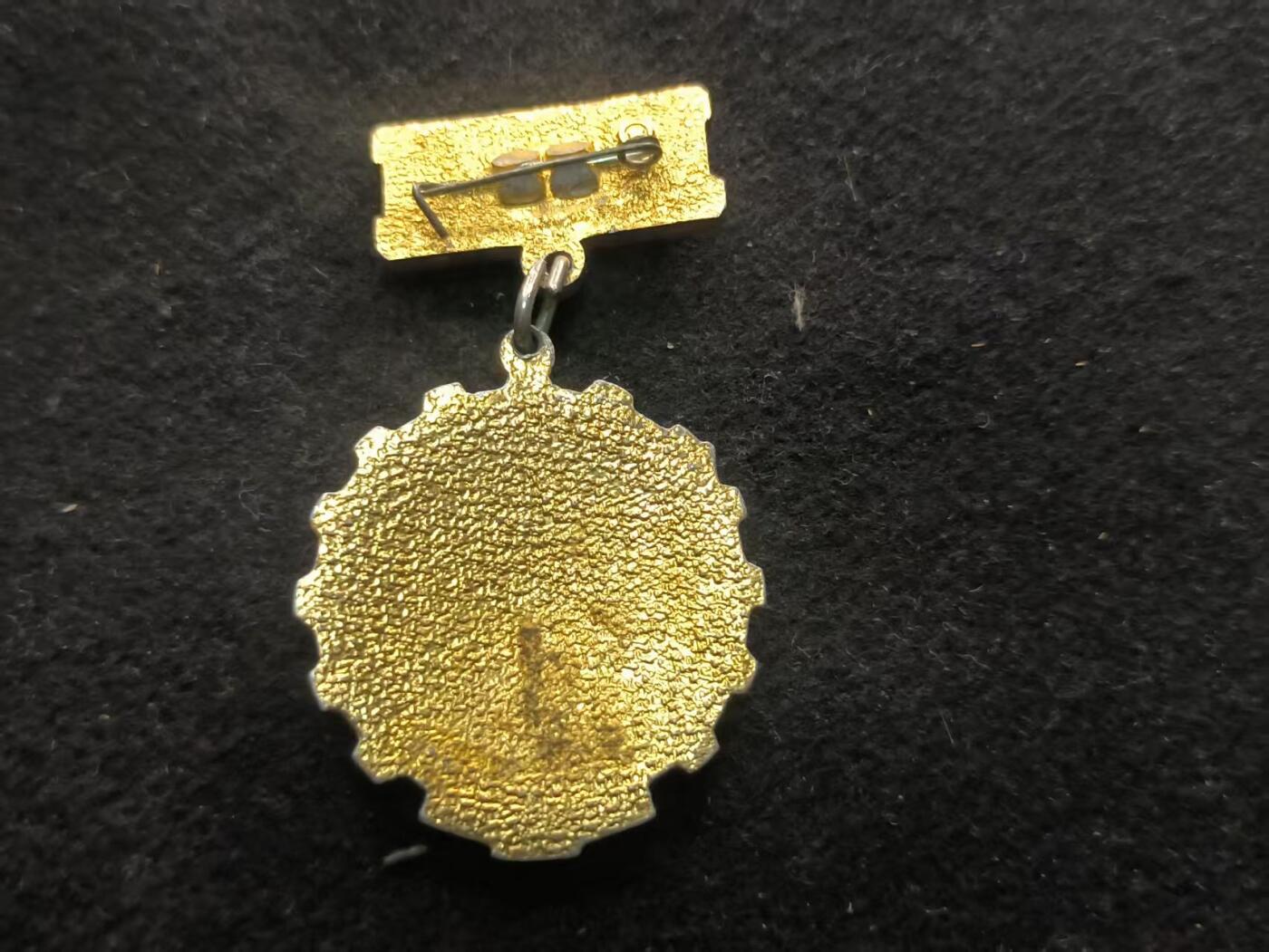 （450件拍品！制服徽章盛宴）罗岚⭐爱藏⭐年前甄选大拍场-店主清仓处理-分享拍场额外现金红包（实体经营） 苏联劳动红旗手奖章 1980年版