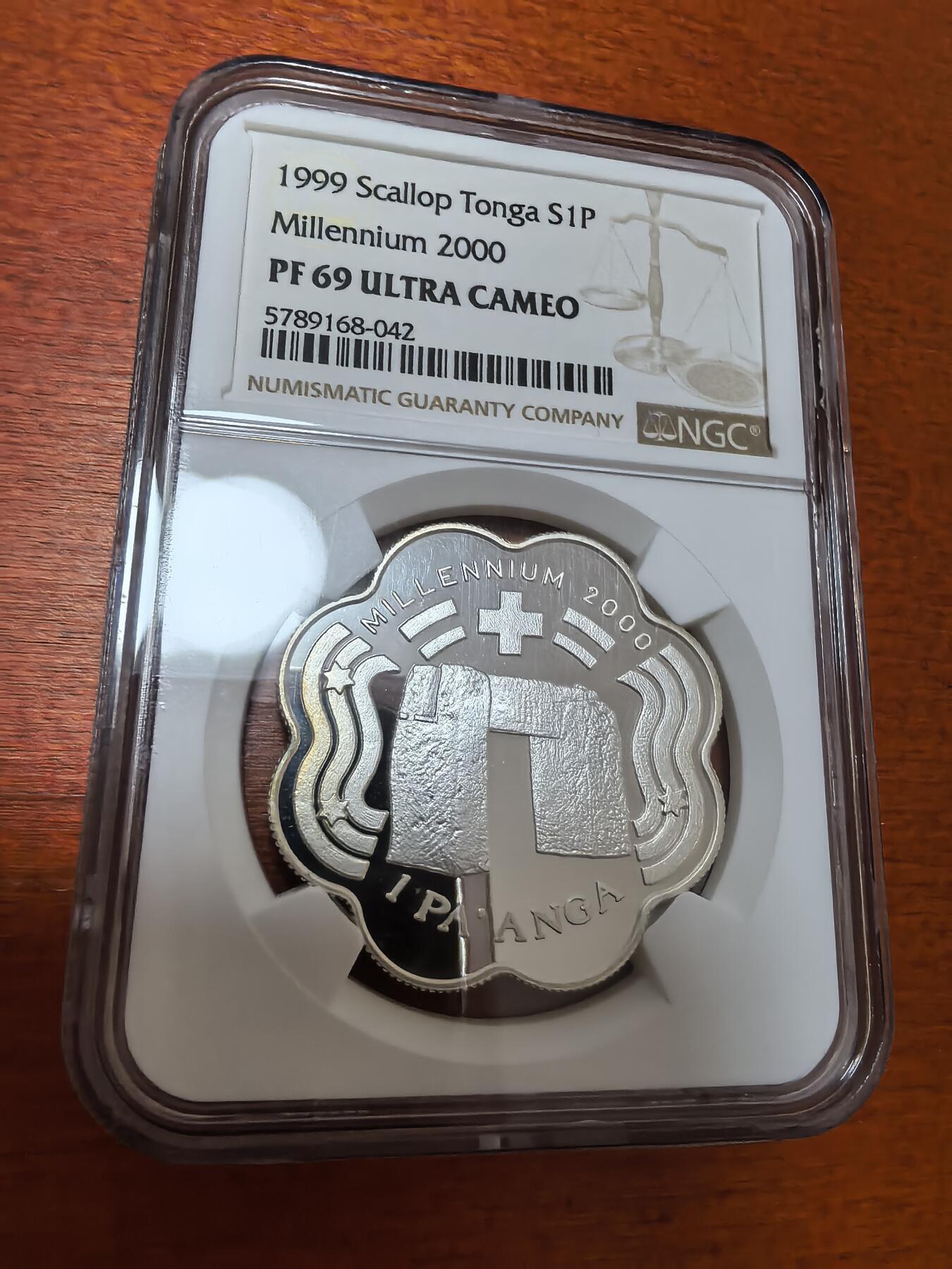 长老汇蛇年精选第一百场拍卖 1999 汤加千禧年1潘加梅花形精制银币，NGC PF69UC，冠军