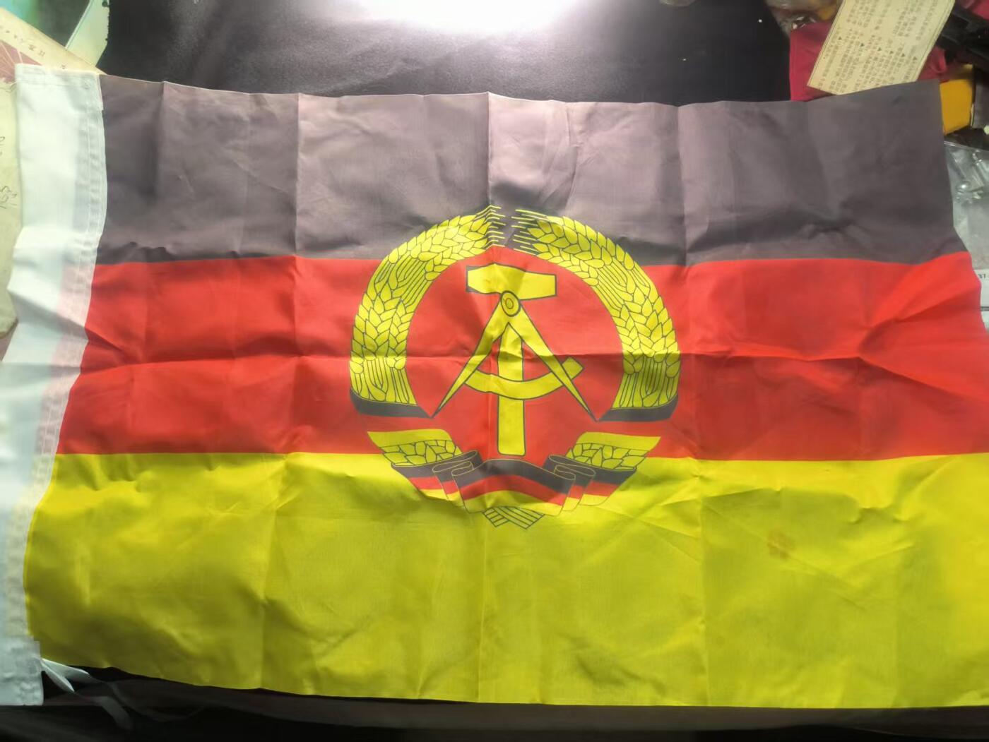 （450件拍品！制服徽章盛宴）罗岚⭐爱藏⭐年前甄选大拍场-店主清仓处理-分享拍场额外现金红包（实体经营） 民主德国库存公发国旗  60*40尺寸