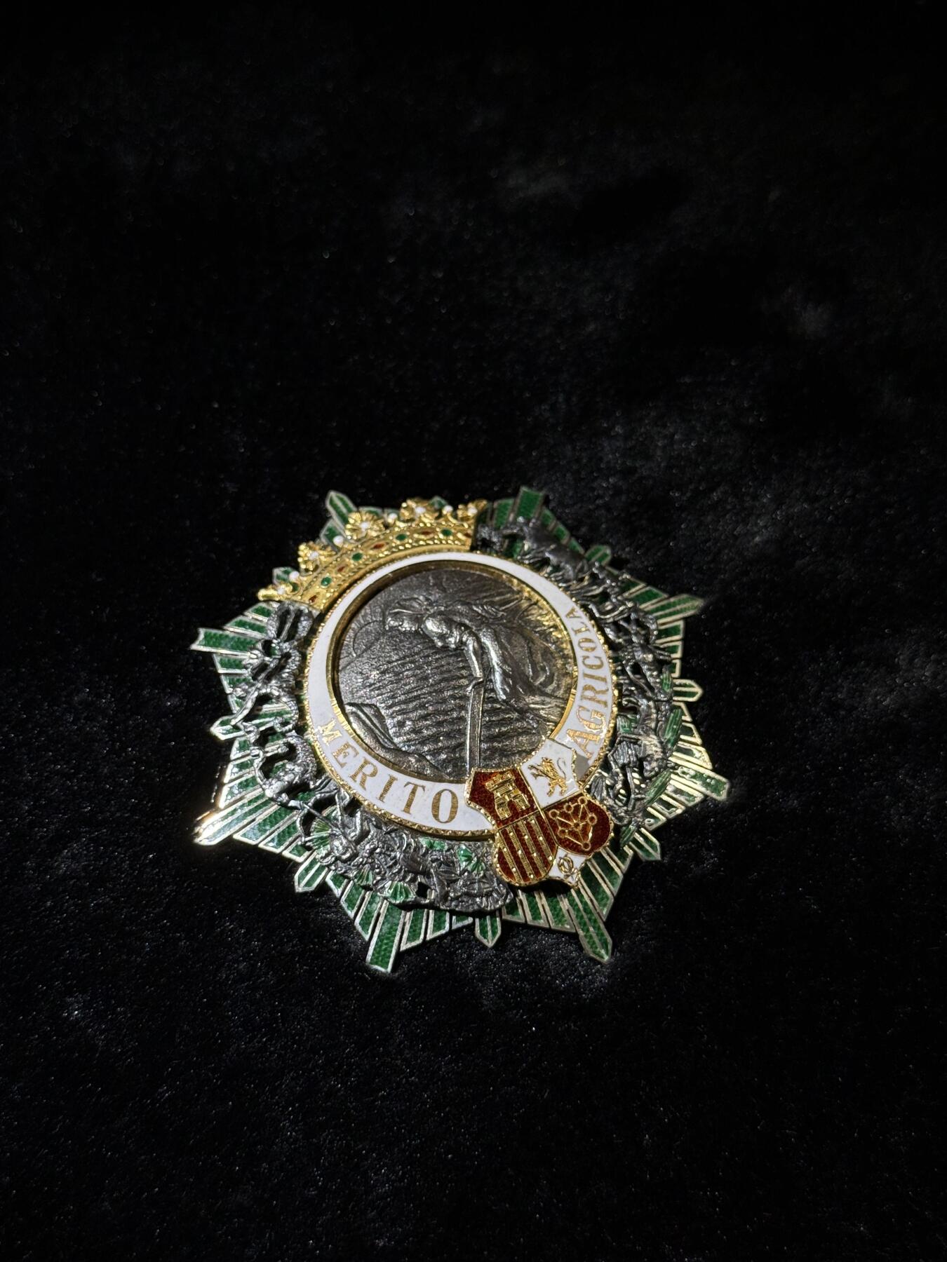 欢庆春节！戎马世界章牌大赏第111期春节大拍 西班牙农业功勋勋章星芒章，佛朗哥时期版本，带盒