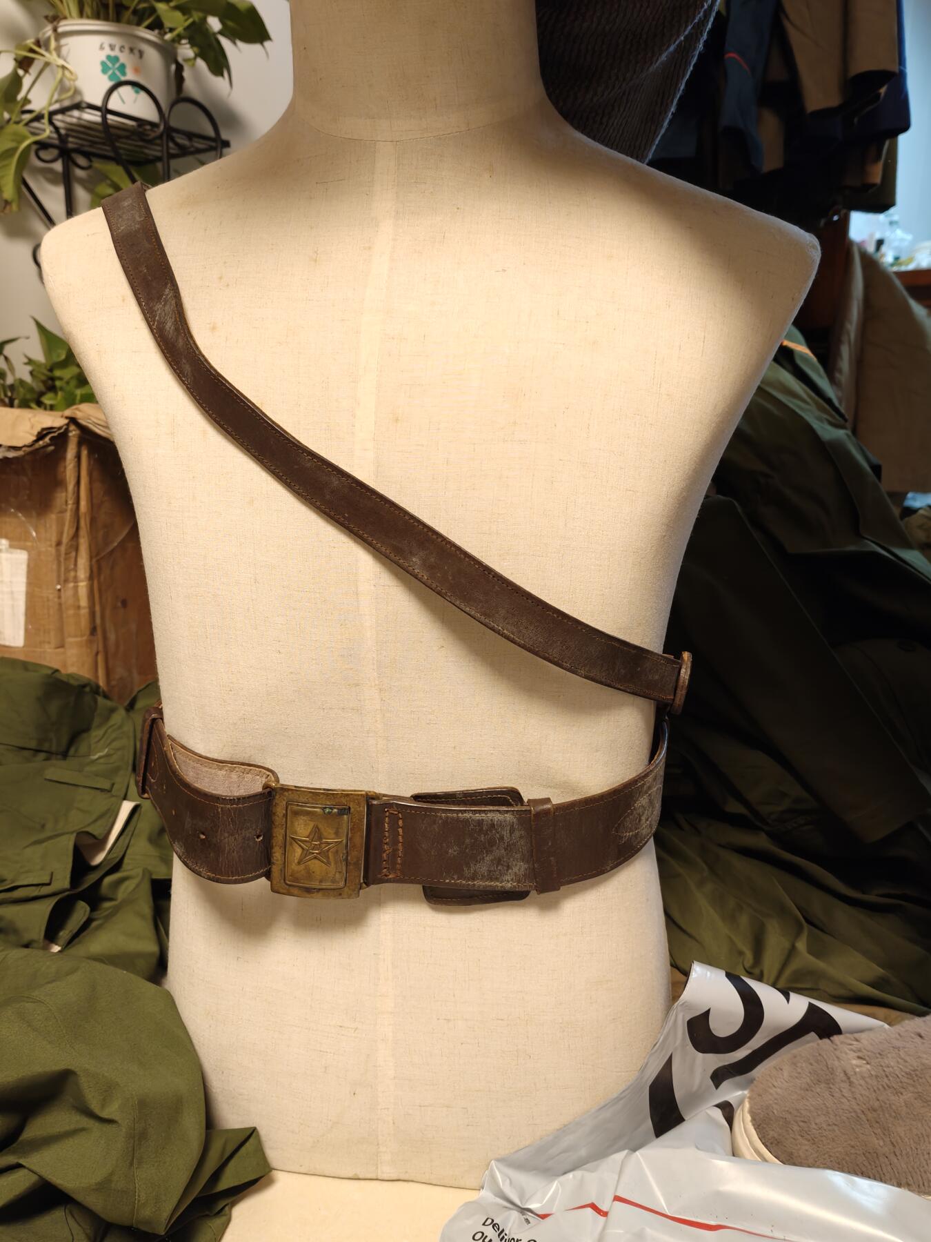 （450件拍品！制服徽章盛宴）罗岚⭐爱藏⭐年前甄选大拍场-店主清仓处理-分享拍场额外现金红包（实体经营） su-M55式校尉军官腰带 带斜跨一套 二号带 皮质柔软（白色系涂的很厚的羊油膏保养层 要使用湿巾擦一下就行)