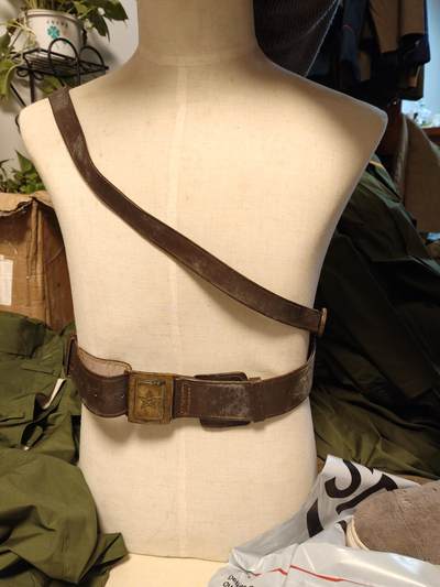 （450件拍品！制服徽章盛宴）罗岚⭐爱藏⭐年前甄选大拍场-店主清仓处理-分享拍场额外现金红包（实体经营） - su-M55式校尉军官腰带 带斜跨一套 二号带 皮质柔软（白色系涂的很厚的羊油膏保养层 要使用湿巾擦一下就行)
