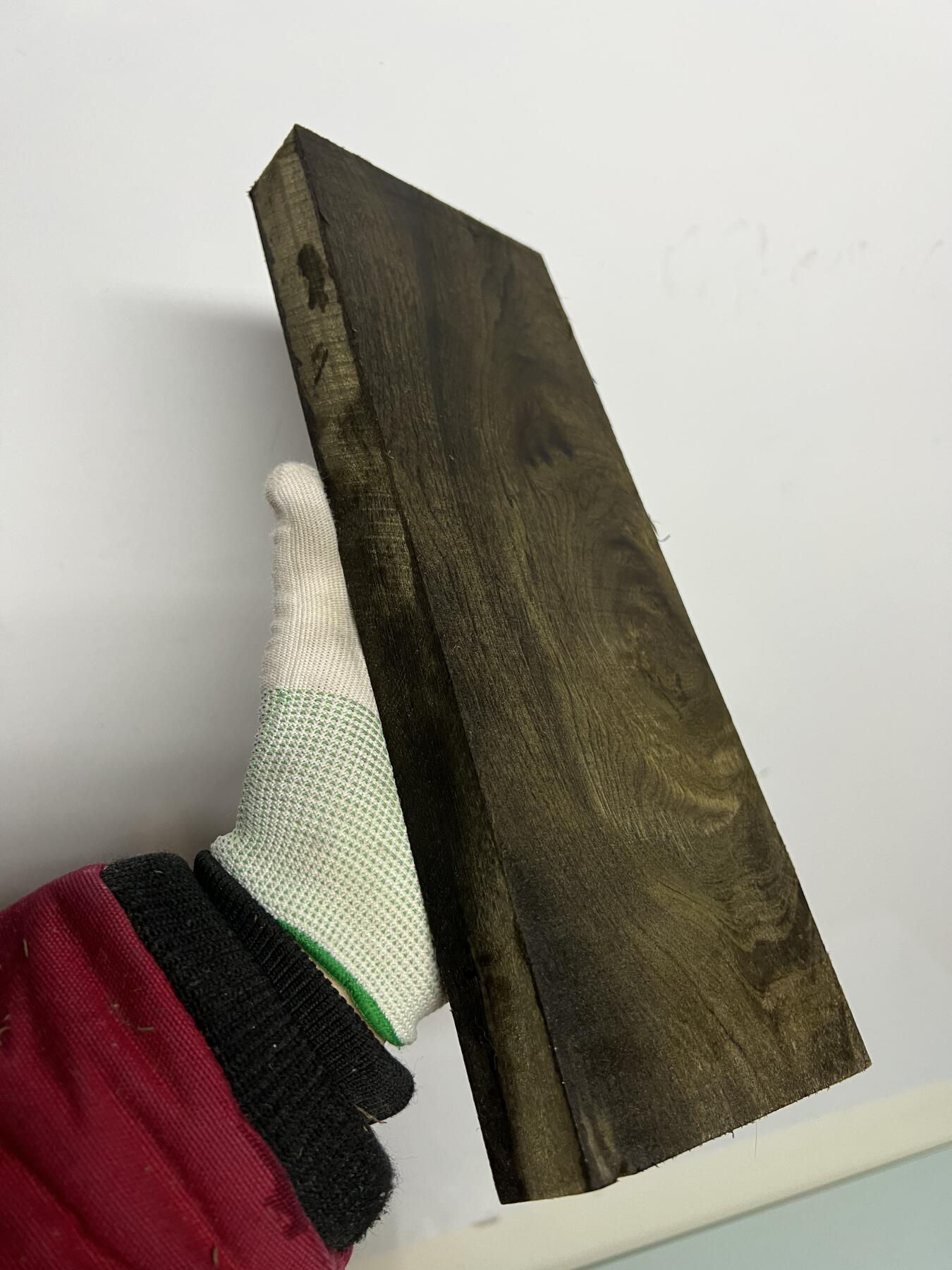 零元拍：NO.12爆满金丝乌木金丝楠 3D炫彩 ，无需打磨就已经金光闪闪。满金丝药香，尺寸约：29.5/11/2.7厚CM。