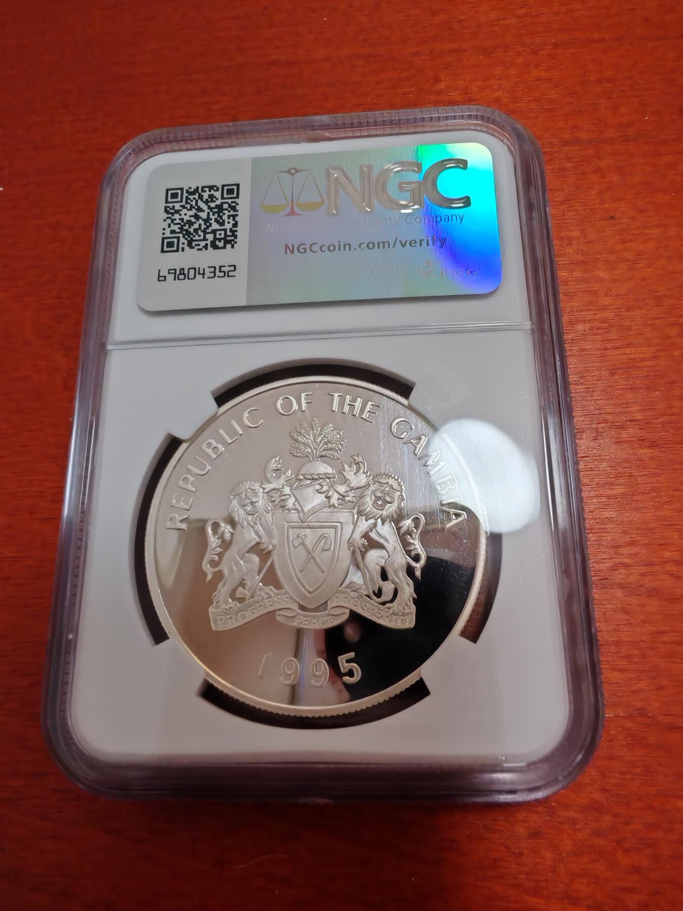 长老汇蛇年精选第一百场拍卖 1995冈比亚联合国成立50周年和平鸽和橄榄枝20达拉西精制银币，NGC PF69UC，冠军
