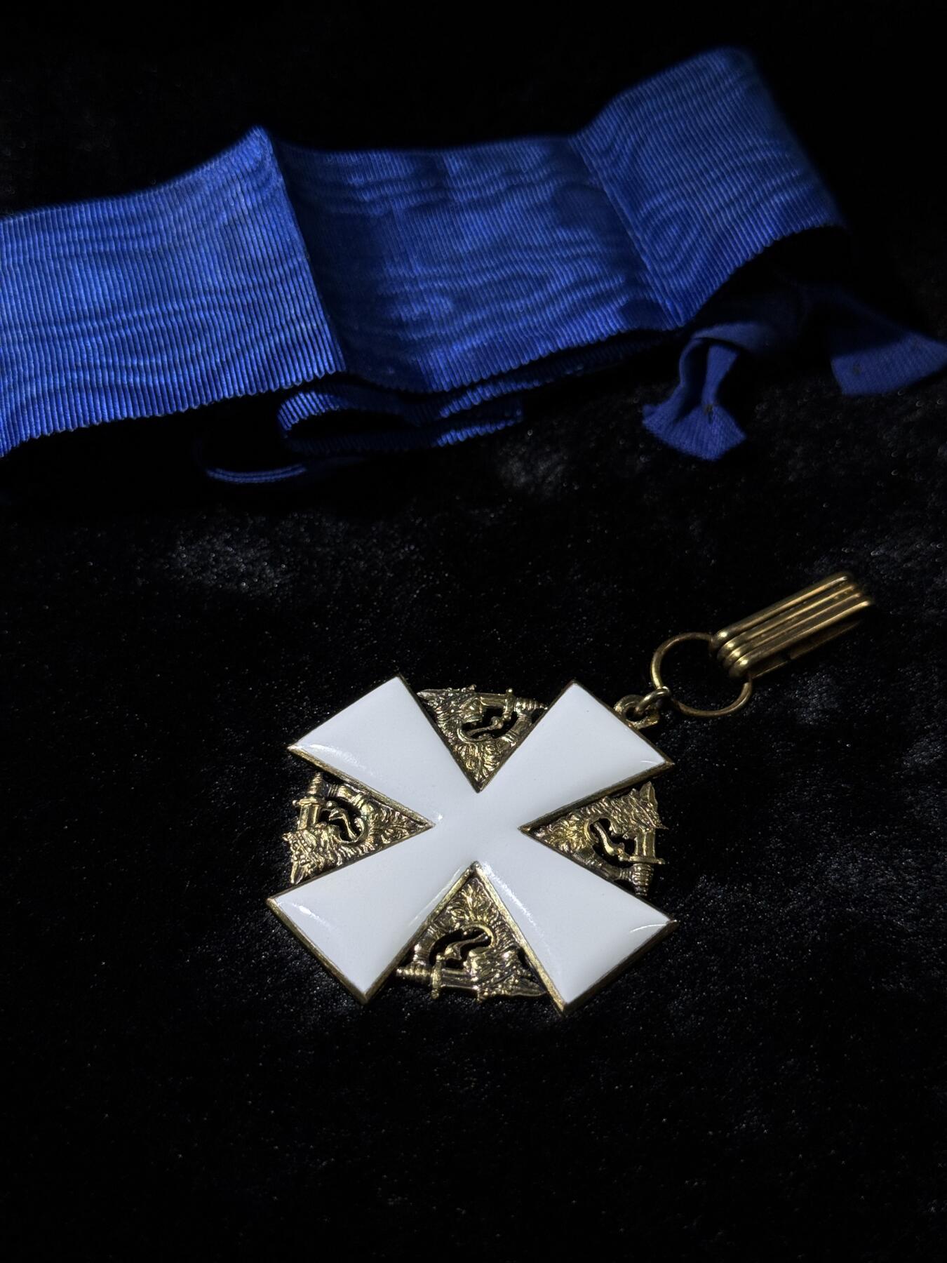 欢庆春节！戎马世界章牌大赏第111期春节大拍 芬兰指挥官级白玫瑰勋章，银制带原盒