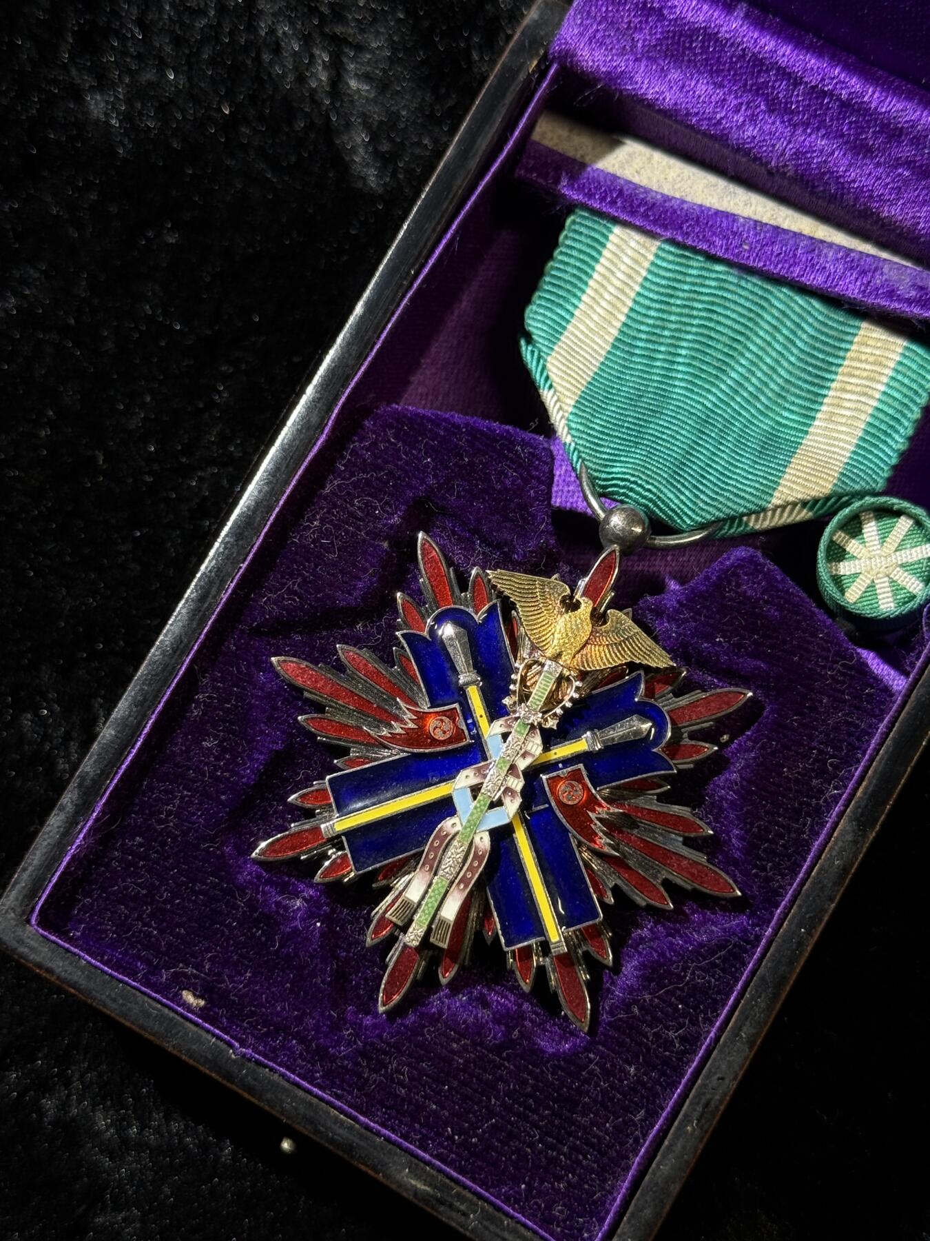 欢庆春节！戎马世界章牌大赏第111期春节大拍 功五级金鸱章，银字盒，盒略齐全