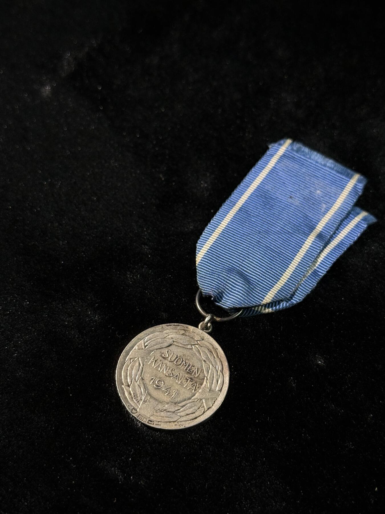 欢庆春节！戎马世界章牌大赏第111期春节大拍 芬兰 1941继续战争战功版本一级自由奖章 银制1942银标  12.4克