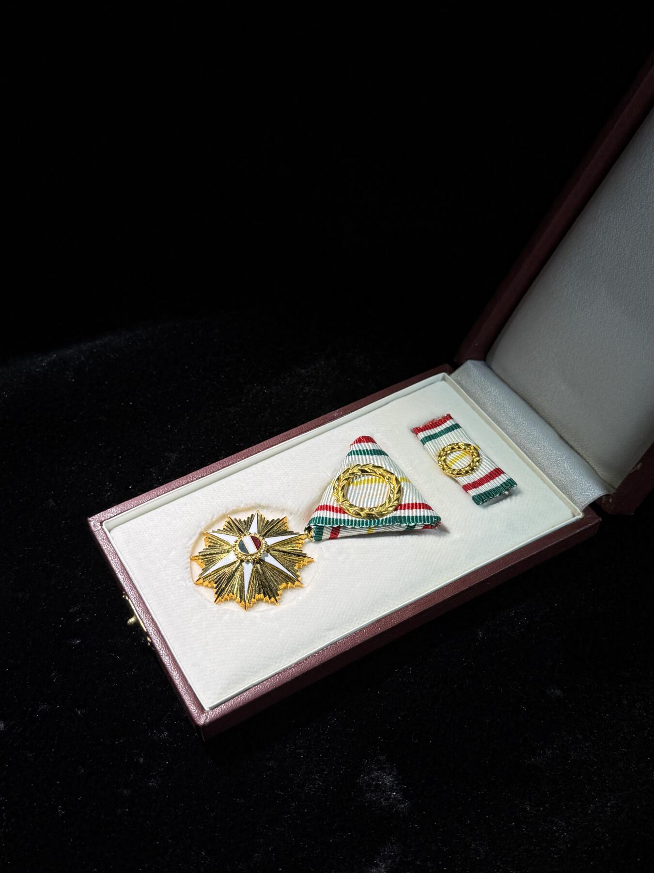 欢庆春节！戎马世界章牌大赏第111期春节大拍 匈牙利金环级（人民）共和国之星勋章，使用时期1984～1990年，带盒略，非常少见