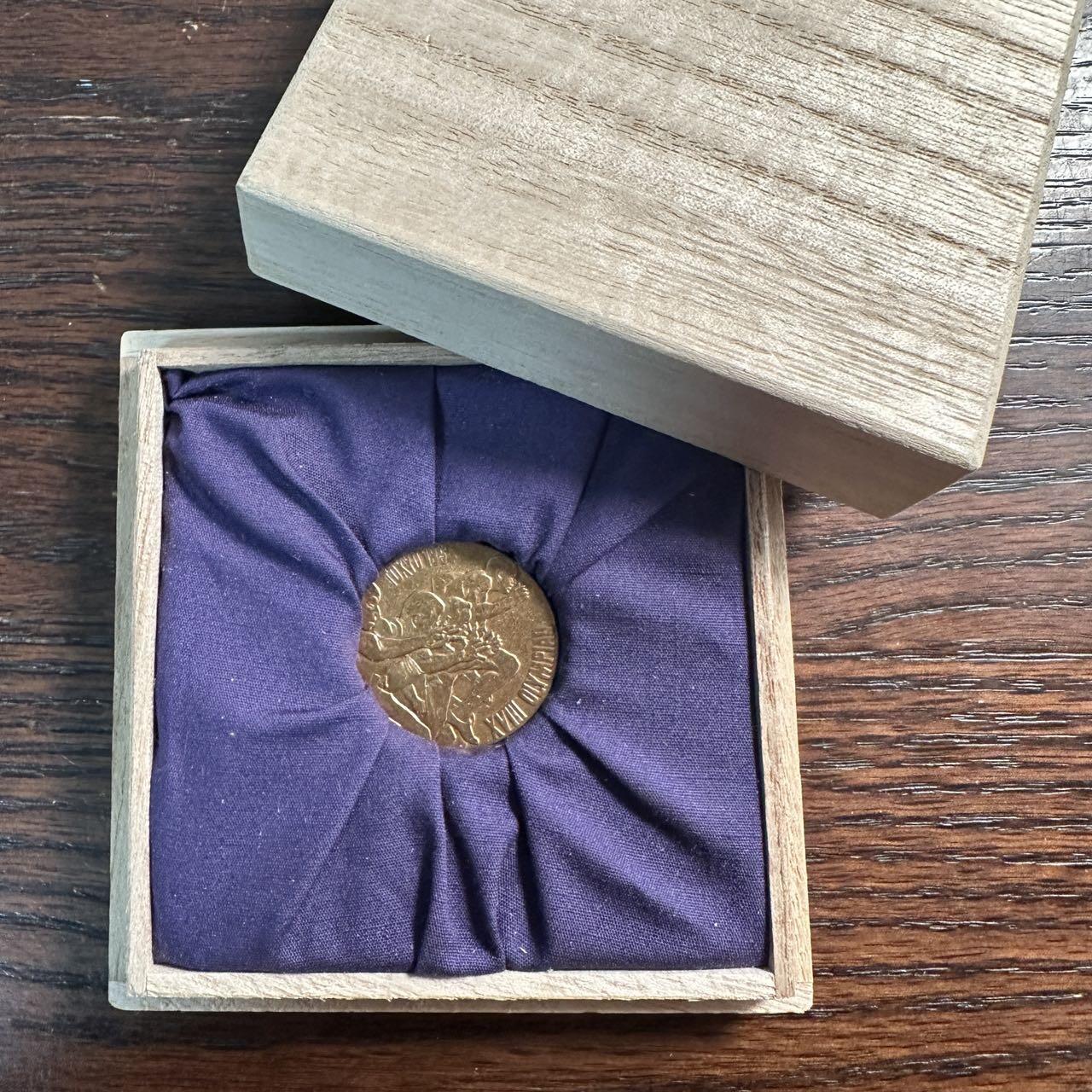 蒂克钱币 -第58场 日本企业章 徽章专场 1964年 东京奥运会 少见木盒包装