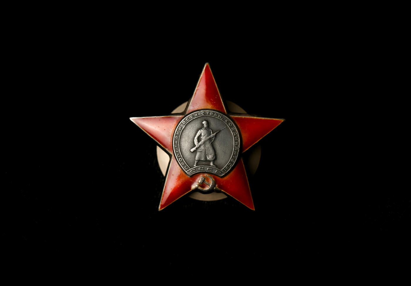 欢庆春节！戎马世界章牌大赏第111期春节大拍 苏联红星勋章，号段1139656，民事想过，得主为“列伊德•维德戈什斯基“公司-“格丹斯克”号轮船船长，因架设桥梁获得，珐琅全补