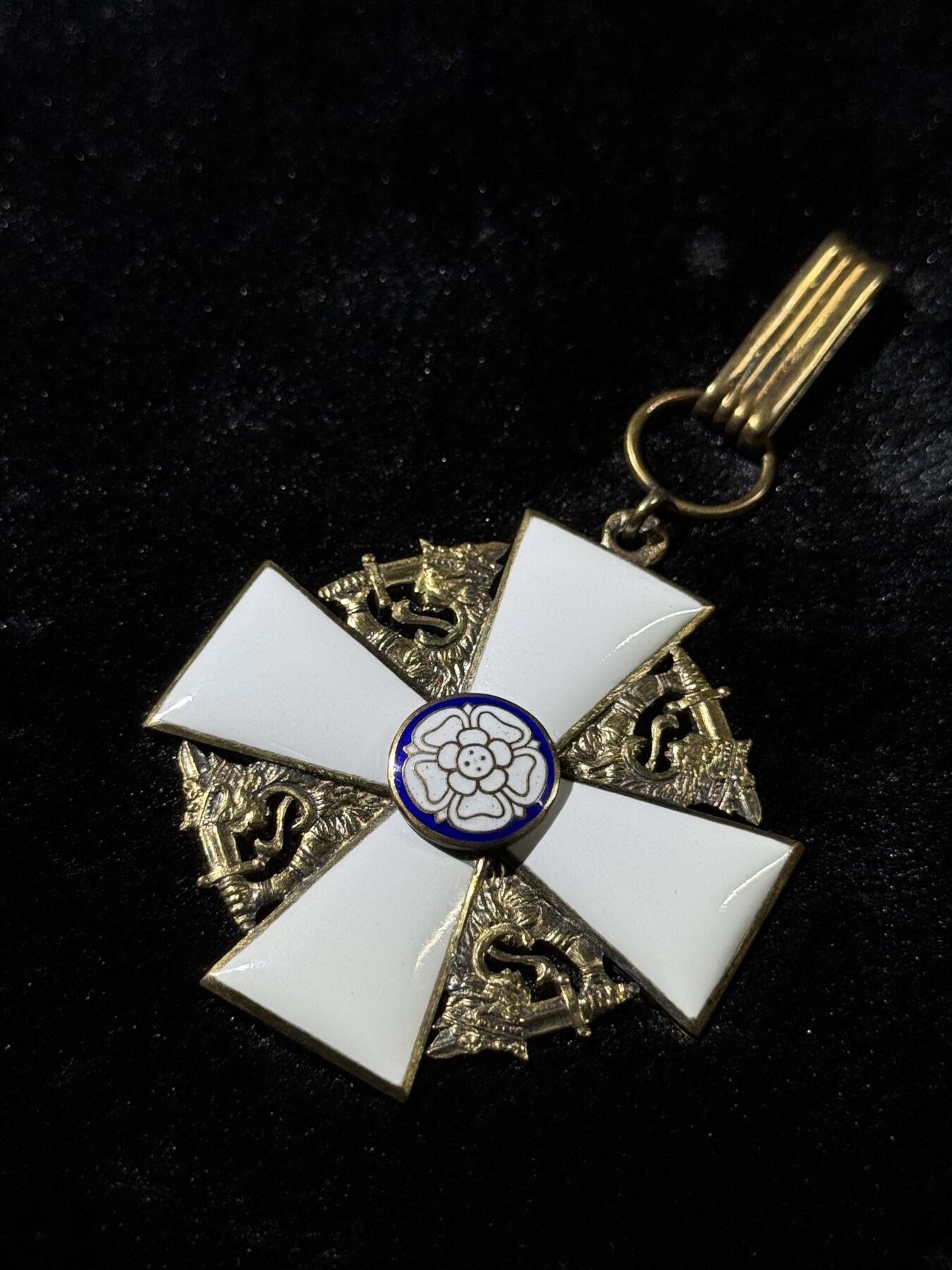 欢庆春节！戎马世界章牌大赏第111期春节大拍 芬兰指挥官级白玫瑰勋章，银制带原盒