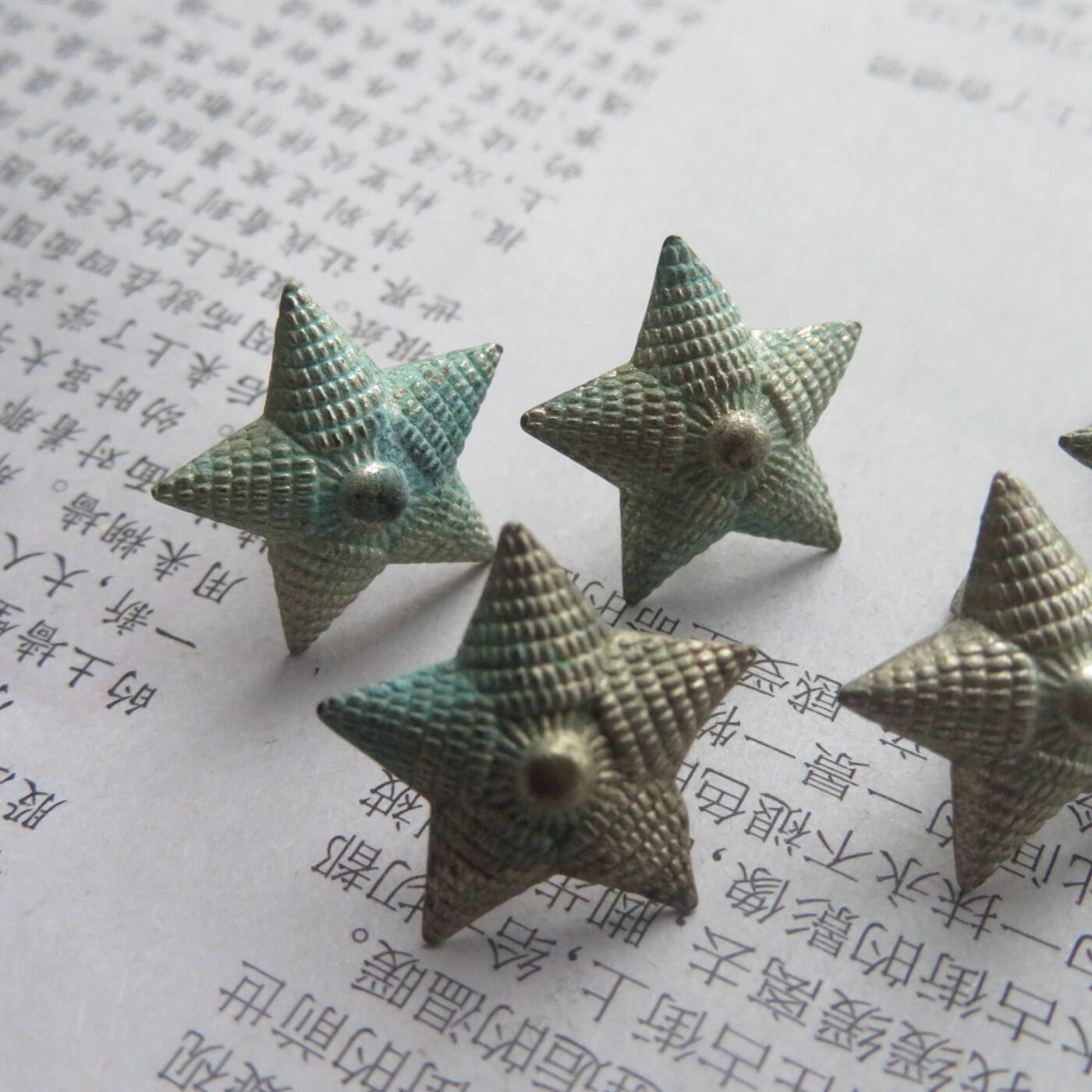 32--未使用过的镀银美品18mm55肩章星星6个一组