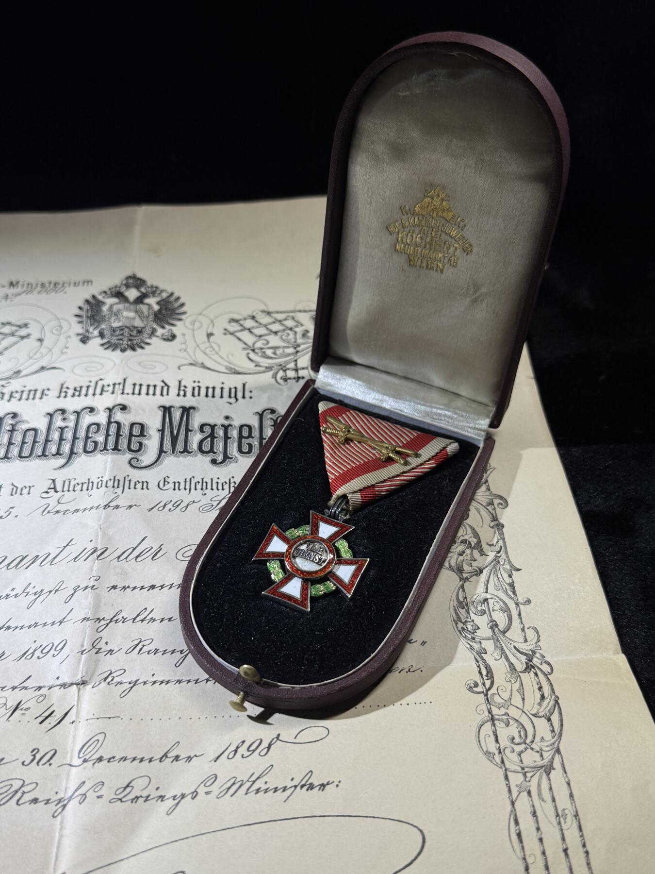 欢庆春节！戎马世界章牌大赏第111期春节大拍 奥匈帝国三级军事功勋十字勋章（MVK3），附带一张1898年奥匈中尉委任状 章体由AE厂制作，带银标和厂标，花环为1914年改制前的绿珐琅花环，极其少见，珐琅有轻微瑕疵