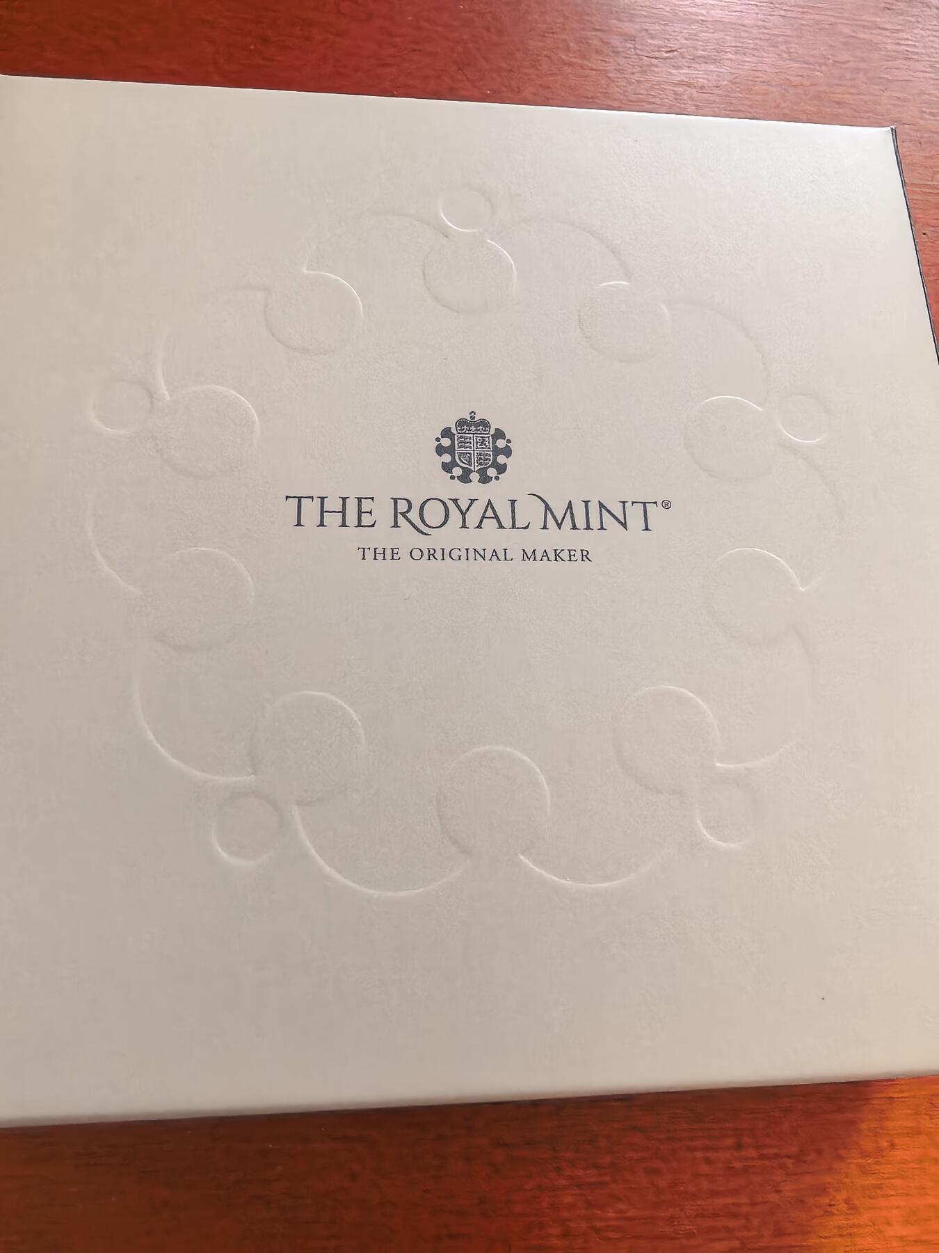 长老汇蛇年精选第一百场拍卖 2022英国伊丽莎白女王去世5英镑精制加厚银币，56.56克925银，盒证全