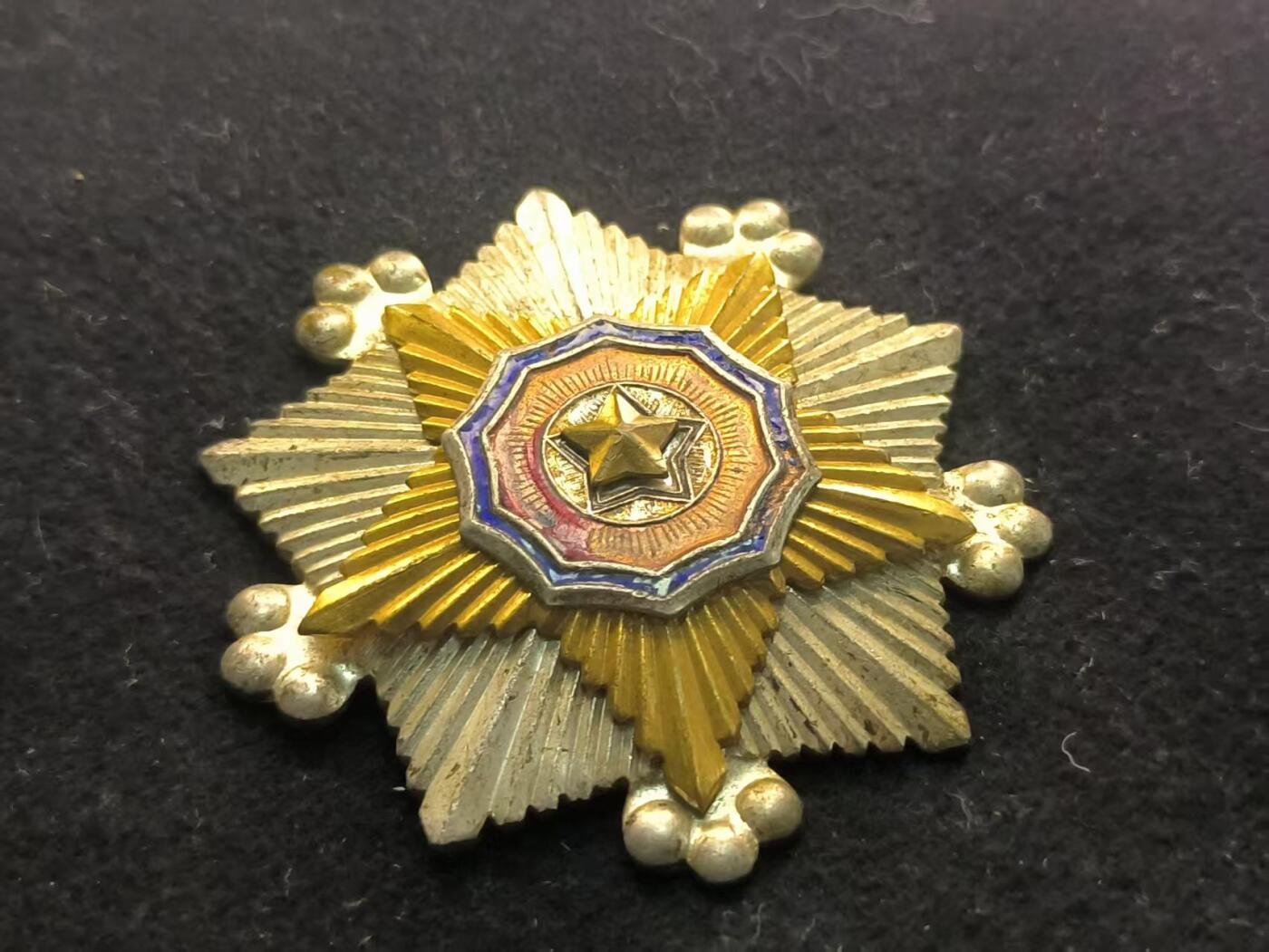 （450件拍品！制服徽章盛宴）罗岚⭐爱藏⭐年前甄选大拍场-店主清仓处理-分享拍场额外现金红包（实体经营） 朝鲜人民民主主义共和国 二级国旗勋章 早期平板