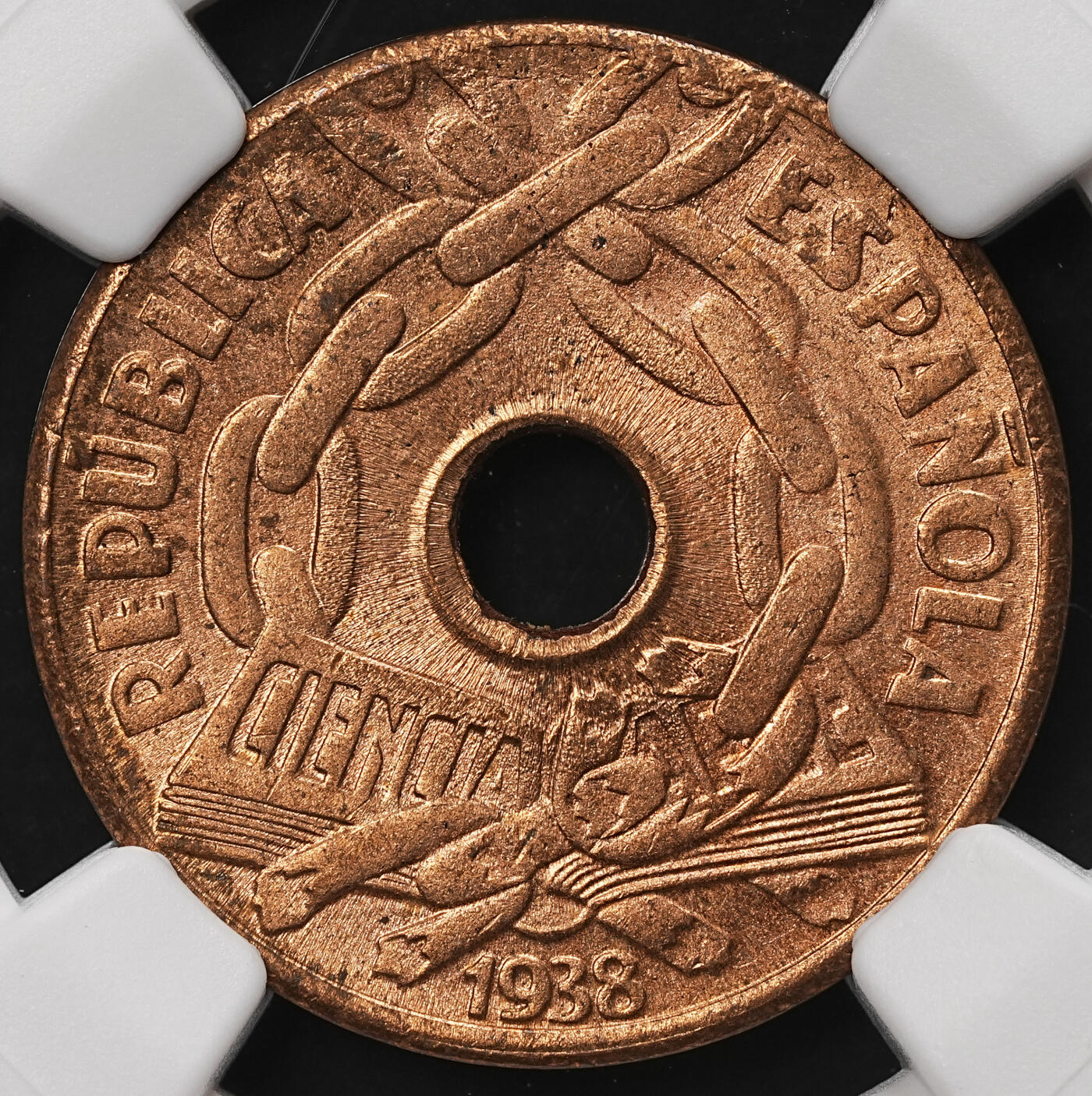 修遠堂世界钱币第105期，马年首拍 NGC MS65RD 1938年西班牙中孔25分铜币，满铜光