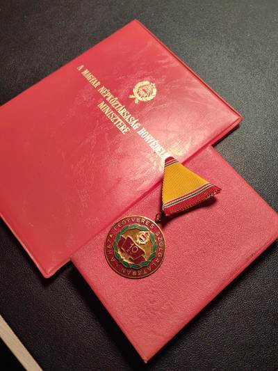 靖甫拍卖第四场 - 匈牙利人民军10年圆满服役奖章 真珐琅版 原盒带大小证