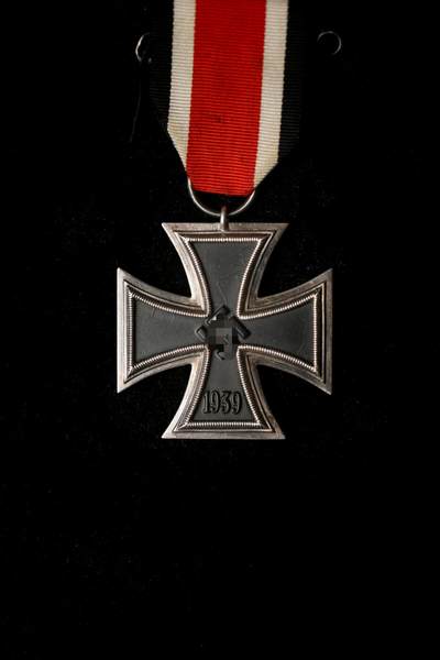 欢庆春节！戎马世界章牌大赏第111期春节大拍 - 德国二战98厂 无标二级铁十字勋章，漆面轻微瑕疵