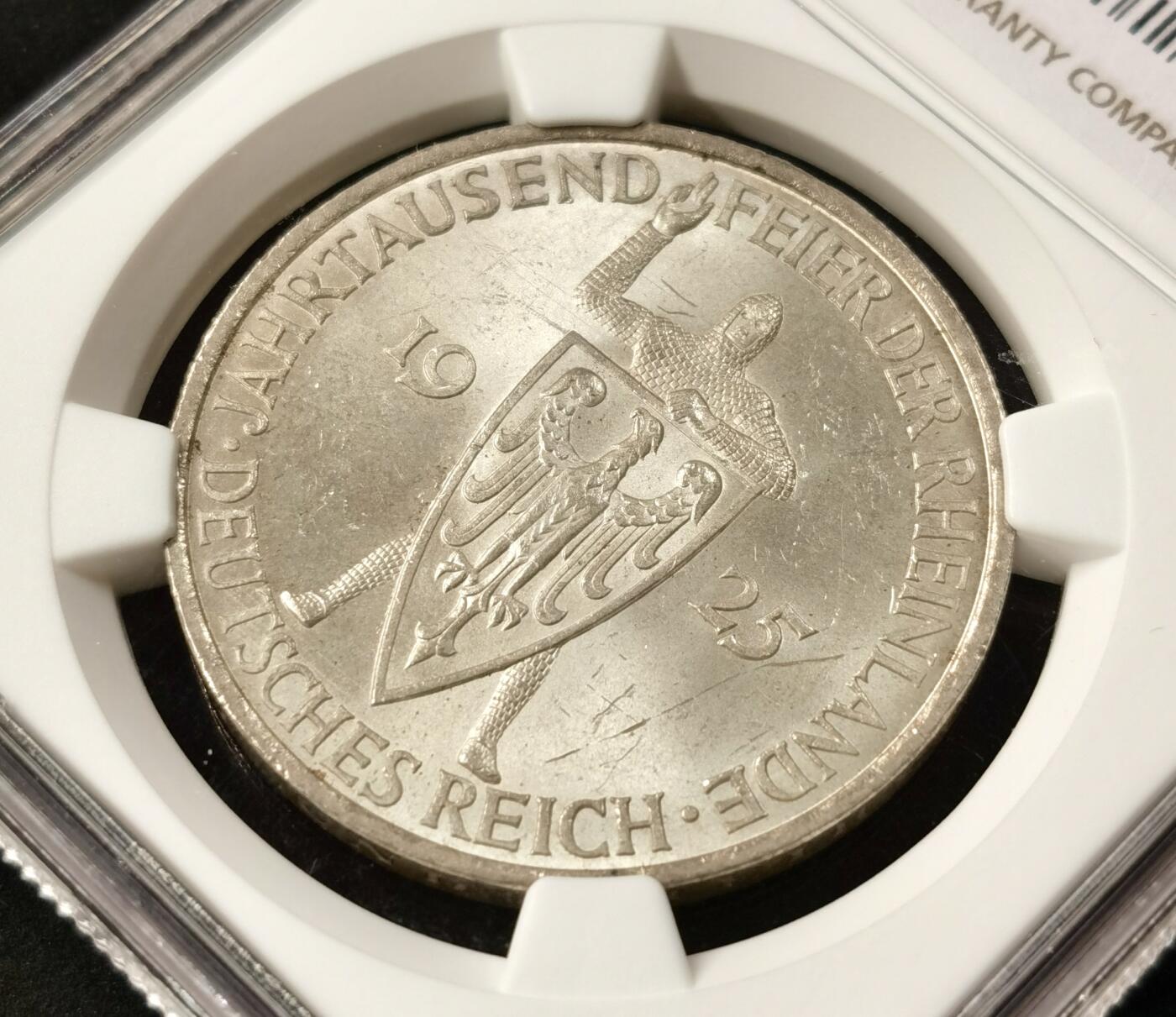 “福币呈祥”新年甄品场（直播拍卖）甄臻铺-世界币章拍卖（第50期），送拍享返佣金等优惠多多 NGC-UNC 1925年德意志魏玛千年莱茵5马克银币，车轮转光非常明显，个人送评严评，锁子甲细节颗颗饱满，突出的靴子尖细节凌厉无磨损。