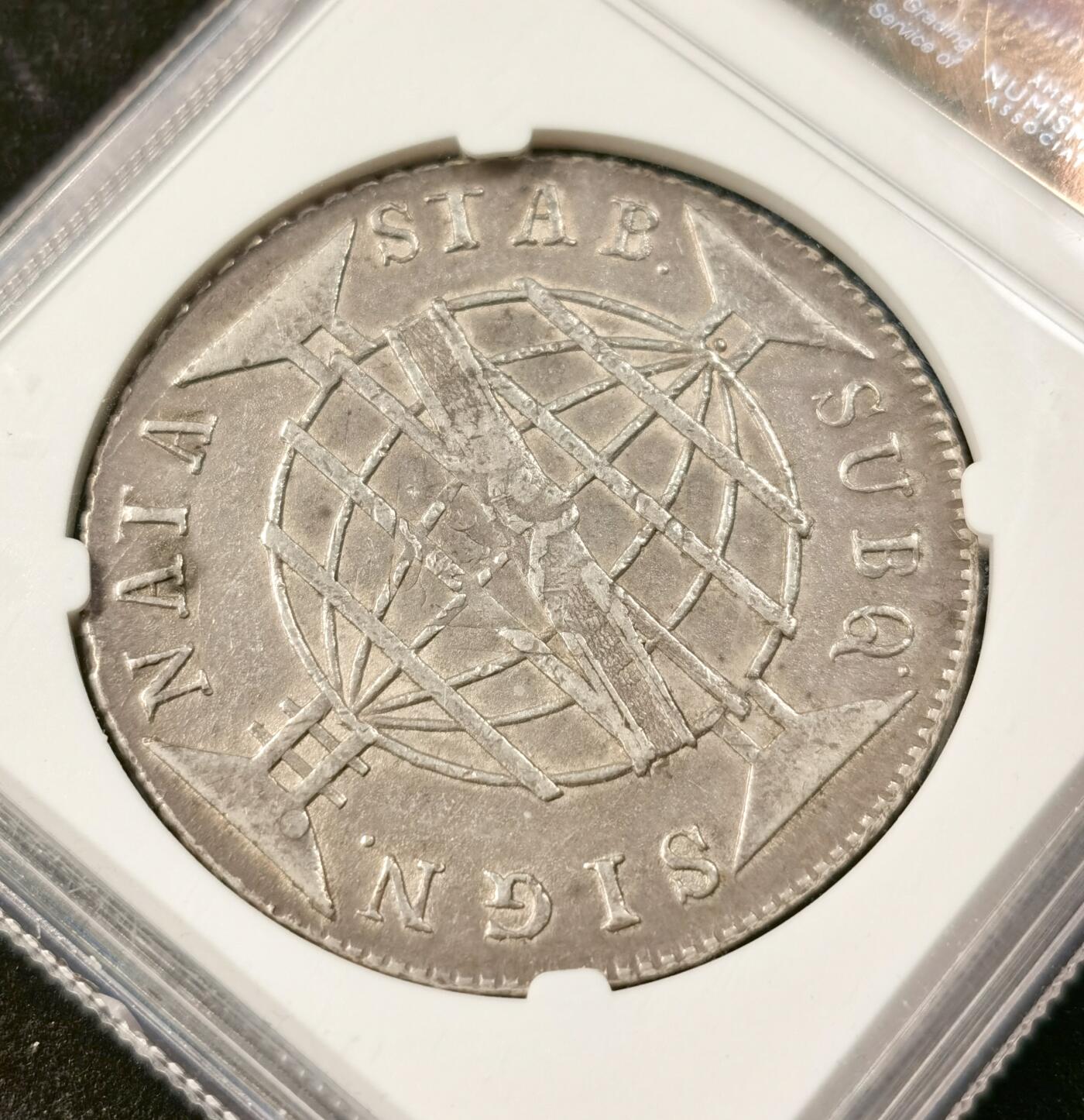 “福币呈祥”新年甄品场（直播拍卖）甄臻铺-世界币章拍卖（第50期），送拍享返佣金等优惠多多 NGC-AU55 1816年葡属巴西960瑞尔大银币 南美大银 底板双柱痕迹依稀可见 状态很不错 盒子小磕不影响气密性