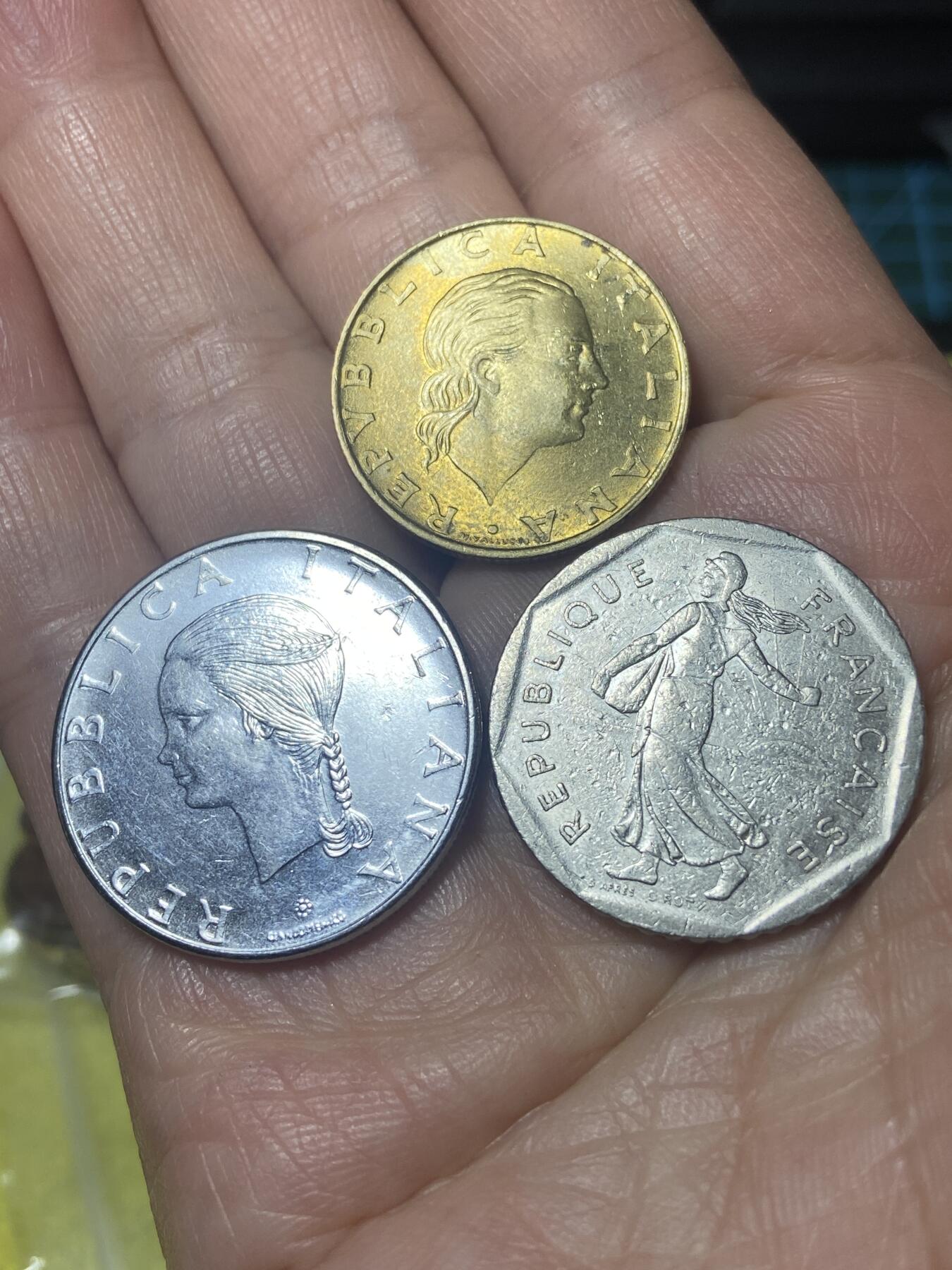 2026年第二十四场(总第一百九十三场）外国好品散币场(免佣金) 散币3枚：意大利🇮🇹1988年200里拉，1979年100里拉，法国🇫🇷1981年2法郎