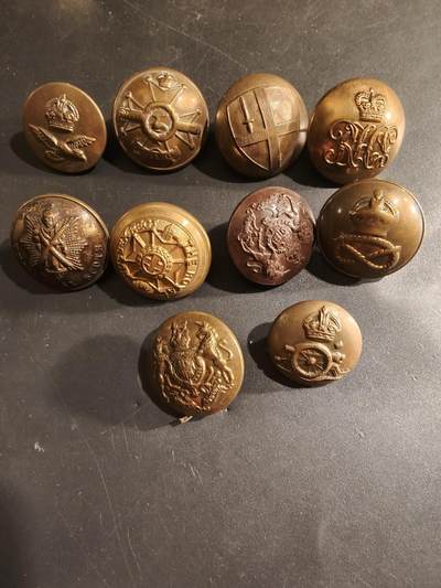 老王徽章第182期 - 英国皇家空军、炮兵、总务团、皇家苏格兰团、南斯塔福德团等多个步兵团铜扣一组    10枚    21mm 
