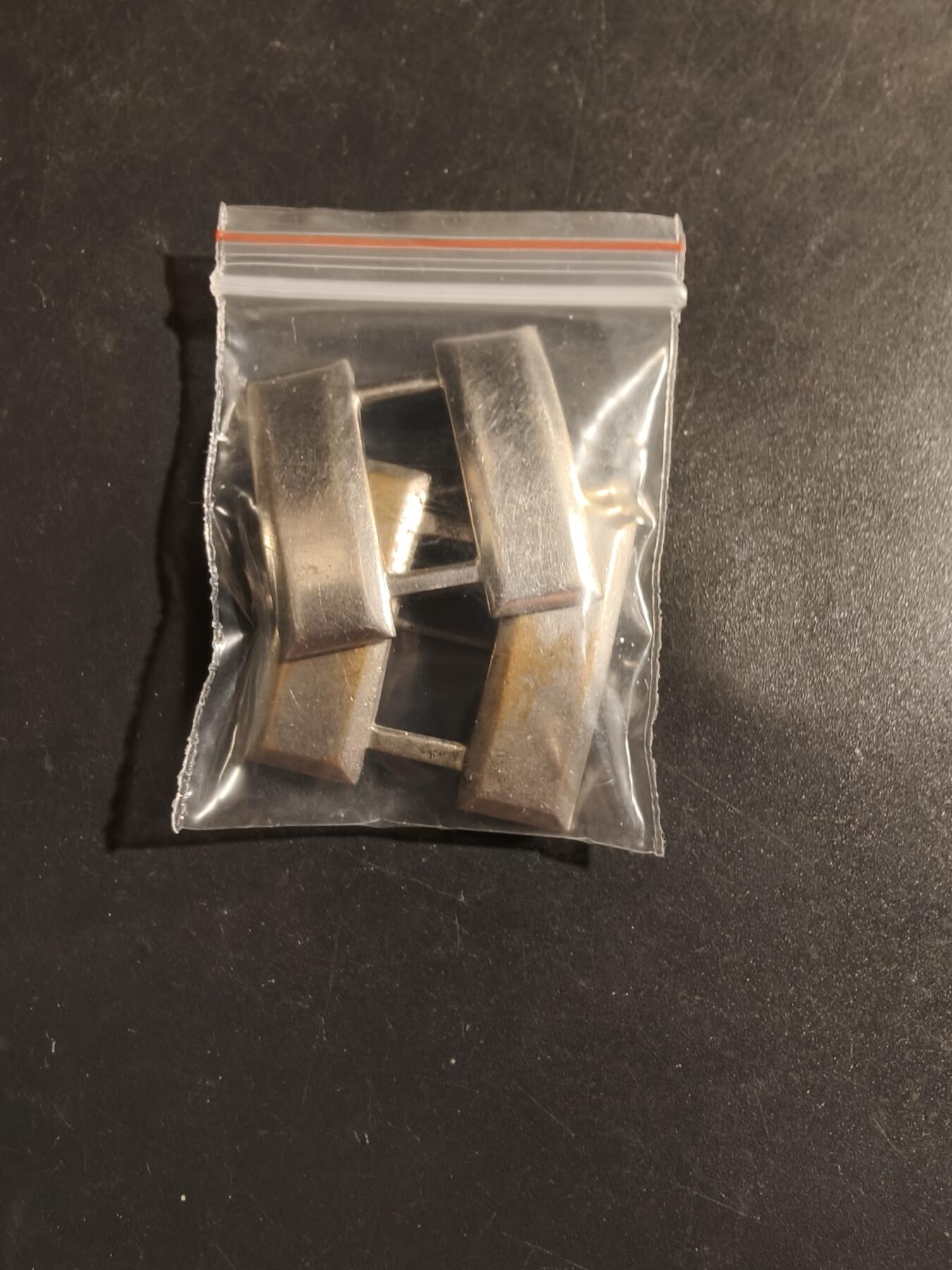 老王徽章第182期 美国陆军上尉金属军衔一组     二战时期横针版