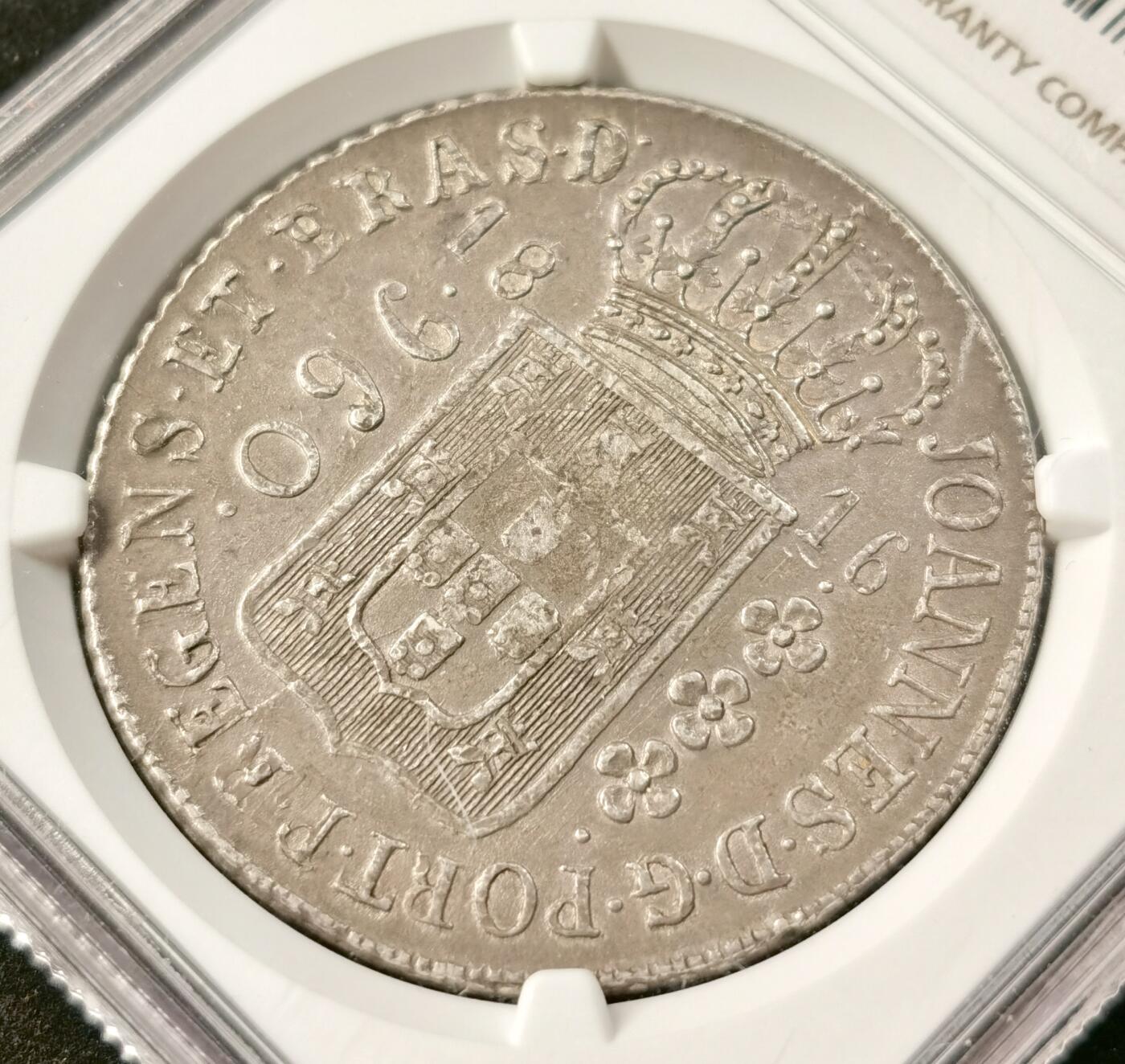 “福币呈祥”新年甄品场（直播拍卖）甄臻铺-世界币章拍卖（第50期），送拍享返佣金等优惠多多 NGC-AU55 1816年葡属巴西960瑞尔大银币 南美大银 底板双柱痕迹依稀可见 状态很不错 盒子小磕不影响气密性