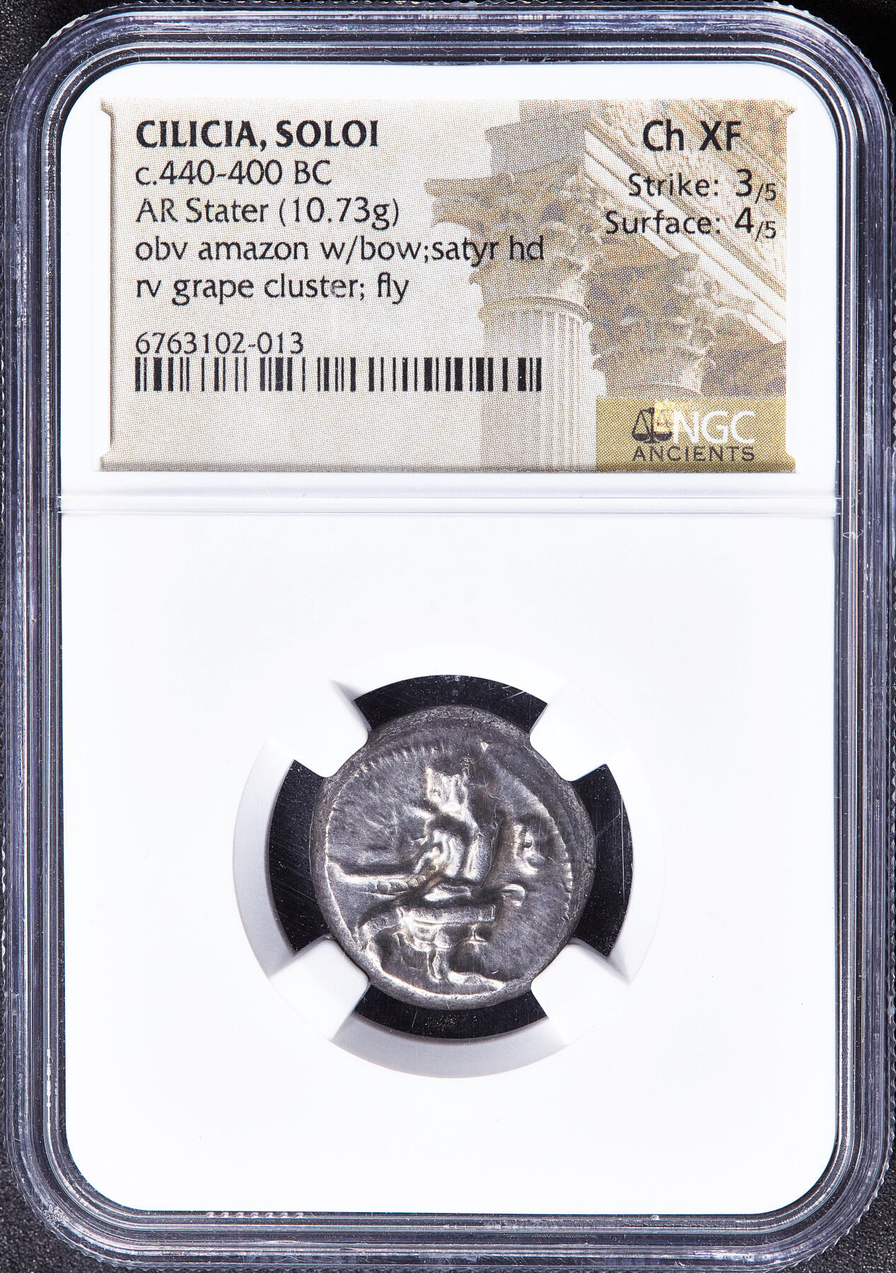 【俄甄集藏】马年新春第一拍 2026年(048)02-25星期三 晚 19:30 全场包邮 古希腊西里西亚索洛伊城公元前440-400年亚马逊战士/葡萄串与蝉1斯塔特银币，NGC Ch XFF(Str 3/5, Sur 4/5)，正面赤裸半身的亚马逊战士在挽弓搭箭，腰部挂着箭袋，肩部右侧有森林之神萨蒂尔头像；背面葡萄串与蝉，左侧地名币文，背面葡萄图案是索洛伊的城邦徽记，与酒神狄奥尼索斯信仰相关，直径20mm，重10.73克