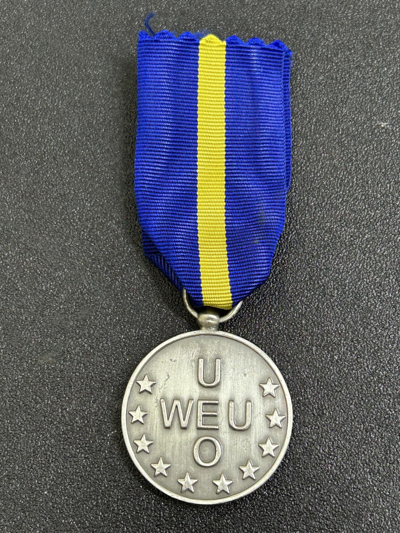 西秦中古拍卖第七十七期 2026马年新春专场 本场拍品年初九发出 西欧联盟服役奖章 通常被称为西欧联盟奖章，是一项国际军事勋章，授予参与或支持在西欧联盟旗帜下开展的行动的军事和文职人员。该奖章是在1994年12月20日举行的西欧联盟理事会会议上设立的，2011年已停止颁发