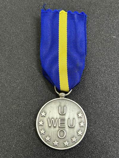 西秦中古拍卖第七十七期 2026马年新春专场 本场拍品年初九发出 - 西欧联盟服役奖章 通常被称为西欧联盟奖章，是一项国际军事勋章，授予参与或支持在西欧联盟旗帜下开展的行动的军事和文职人员。该奖章是在1994年12月20日举行的西欧联盟理事会会议上设立的，2011年已停止颁发