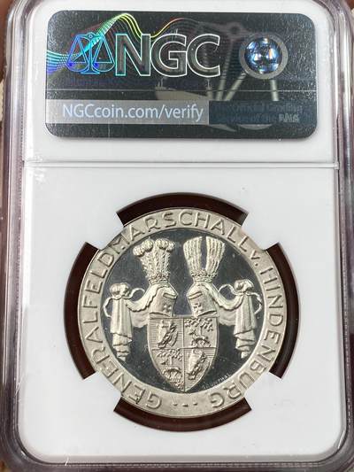 万国钱币拍卖第061期（马年首拍） NGC MS64 1914年德国一战期间兴登堡被任命为帝国陆军元帅纪念银章 深度纯黑底板精铸镜面高浮雕喷砂质感 戎装兴登堡与其家族盾徽异常精美