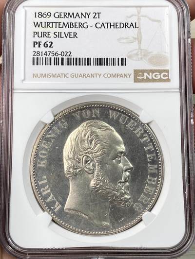 万国钱币拍卖第061期（马年首拍） - NGC PR62 1869德国符腾堡乌尔姆教堂精制纯银2泰勒 999纯银版，仅制作了80枚作为王公贵族的礼物发放，由于纯银材质较软，保存极为不易。此枚浮雕感极强，满喷砂的教堂与镜面地板形成了强烈对比，一枚好品普通版本教堂已是有相当难度的存在，更不用说是仅仅1/80的1869纯银，真正的稀缺资源，顶级德邦2泰勒藏品。