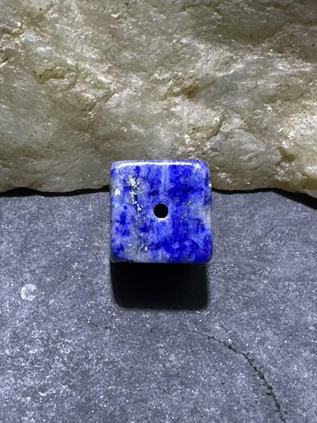 精美阿富汗老矿青金石通货六面方形随形珠一颗，