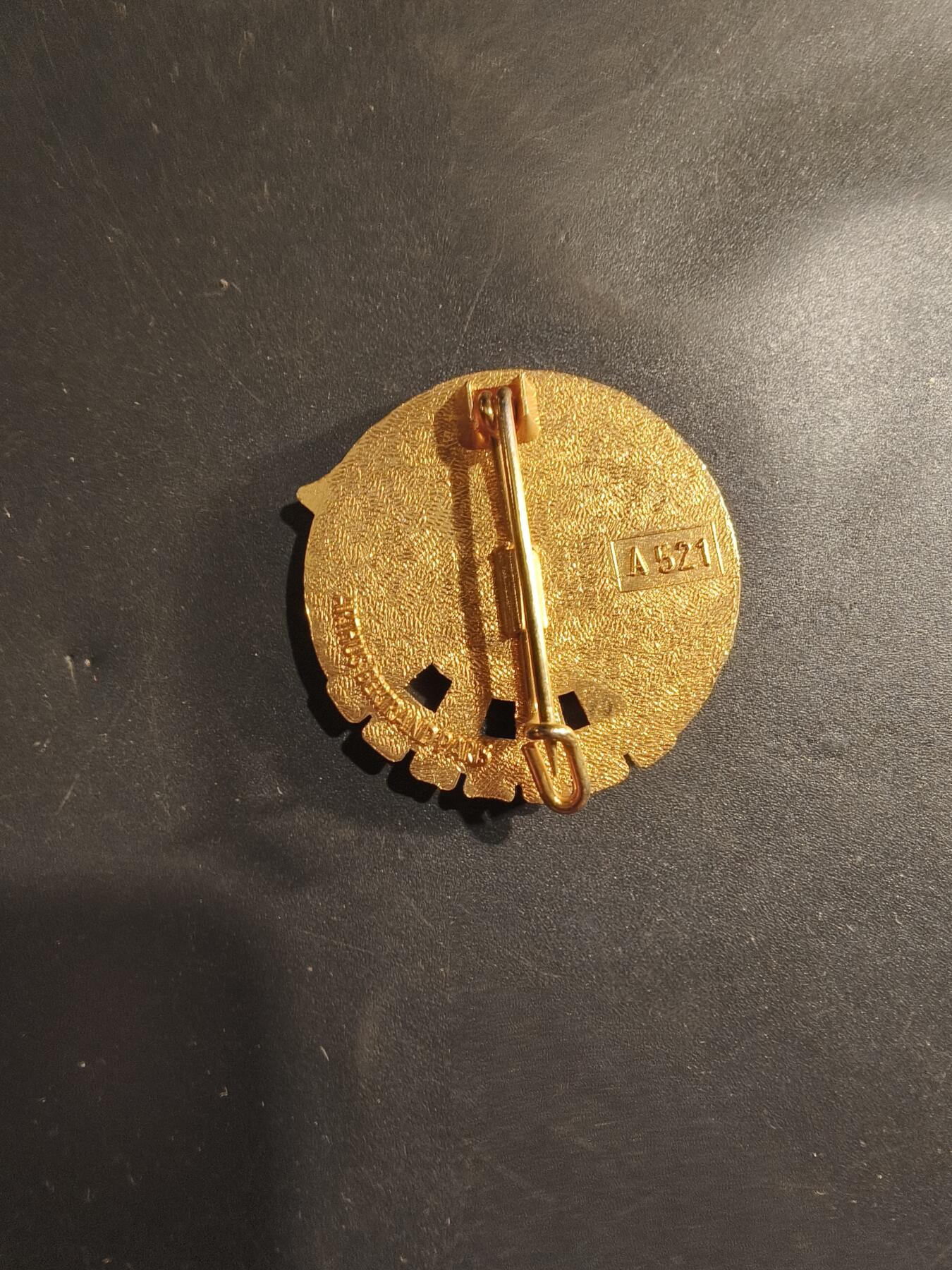 老王徽章第182期 法国空军罗什福尔721基地学校证章     罗什福尔 721 基地（BA 721），目前也被称为空军士官培训学校 (EFSOAA)，是法国空军最大的非委任军官（NCO）培训基地。