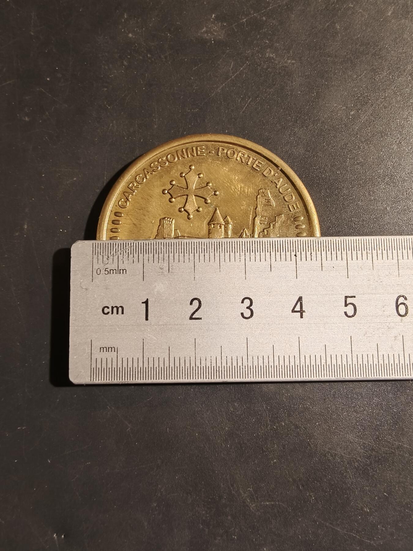 老王徽章第182期 法国卡尔卡松城堡纪念章    直径45mm   重量40g