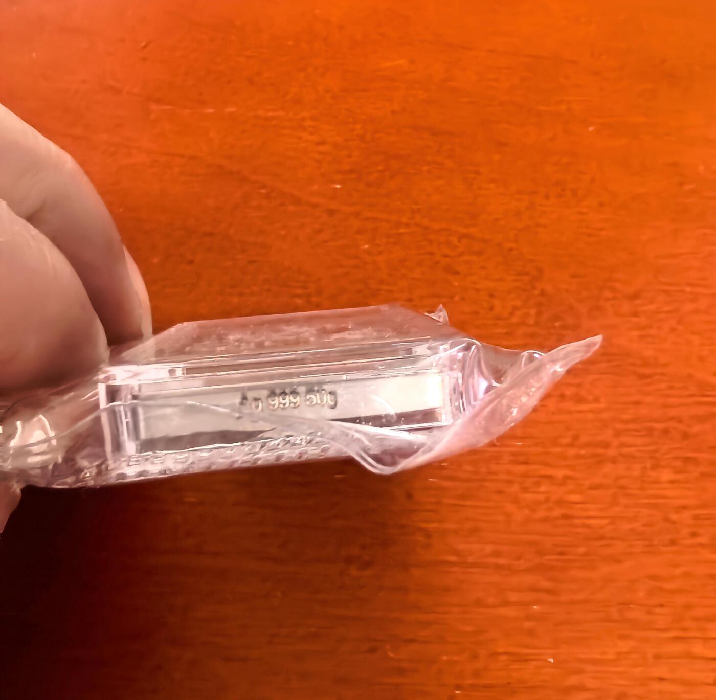 长老汇蛇年精选第一百场拍卖 2021关羽舞刀站像长方形高浮雕仿古银章，50克999银，底部有银标