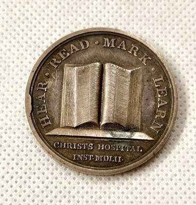 甄臻铺-世界币章拍卖（第51期），送拍享返佣金等优惠多多 - 1889年英国国王爱德华六世银质纪念章，英国皇家克里斯托斯医院（Christ's Hospital）颁发，直径35毫米，重15.5克。正面是国王爱德华六世头像，背面是“HEAR·READ·MARK·LEARN”及医院字样，边缘有年份和造币标记