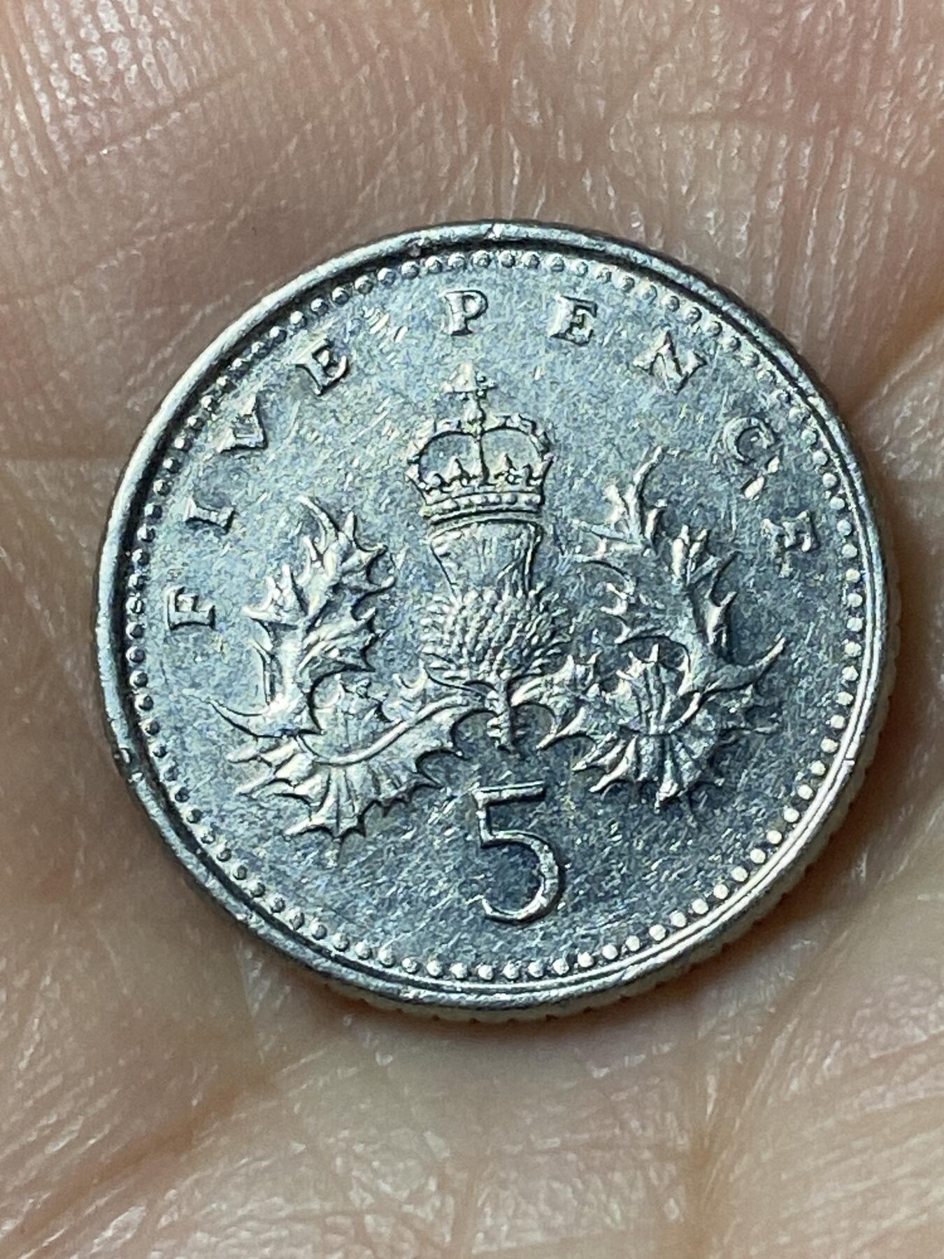 2026年第二十四场(总第一百九十三场）外国好品散币场(免佣金) 英国🇬🇧2000年5便士(伊丽莎白二世老年第一版，冠蓟版，首发年)