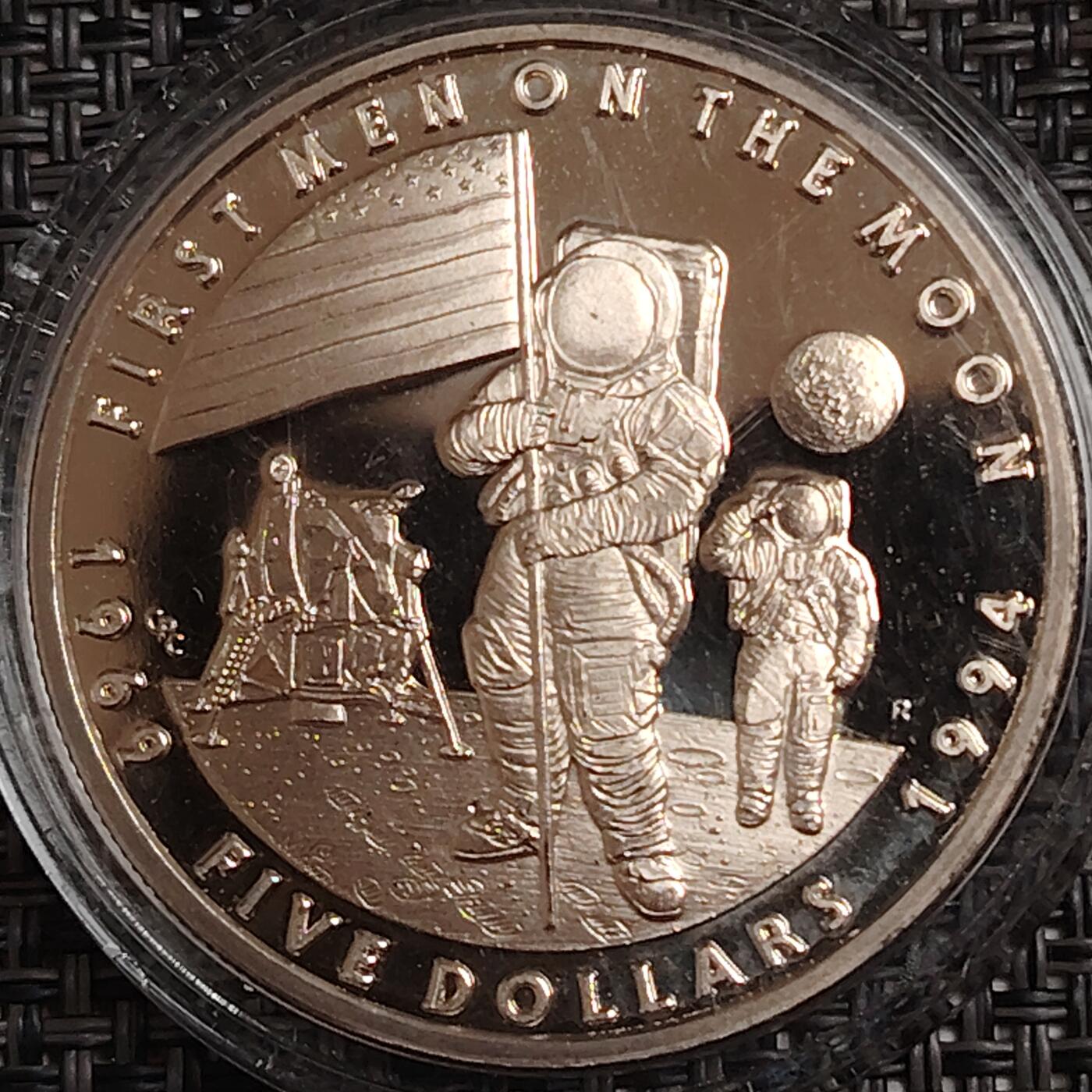 布加迪🐬～世界钱币(上海)🌾第 274 期 /  各国套币和散币 马绍尔群岛 1994年 5元 人类登月纪念币